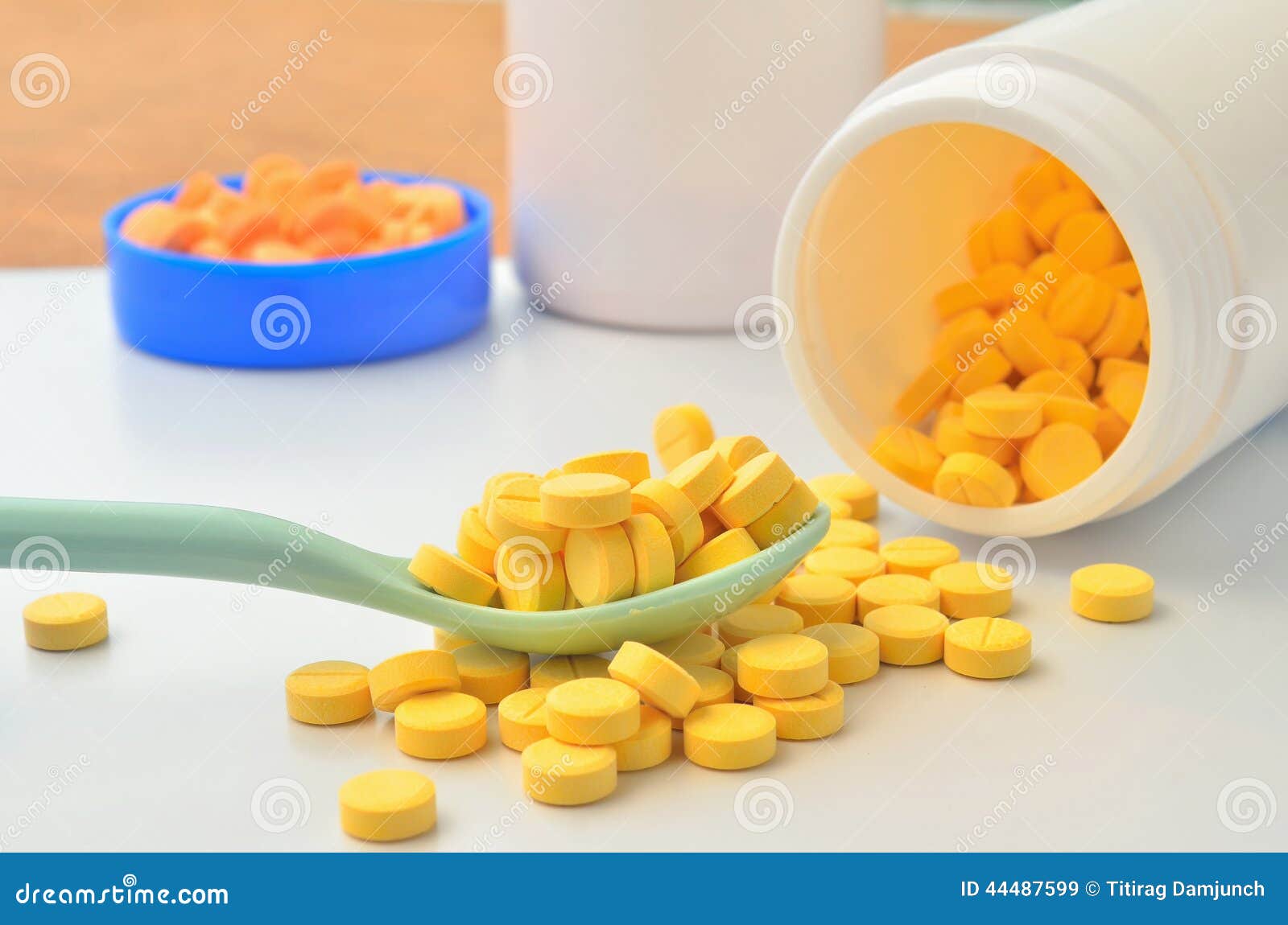 Желтое успокоительное. Желтые таблетки. Желтые таблетки успокаивающие. Желтые маленькие таблетки успокоительные. Желтая пилюля.