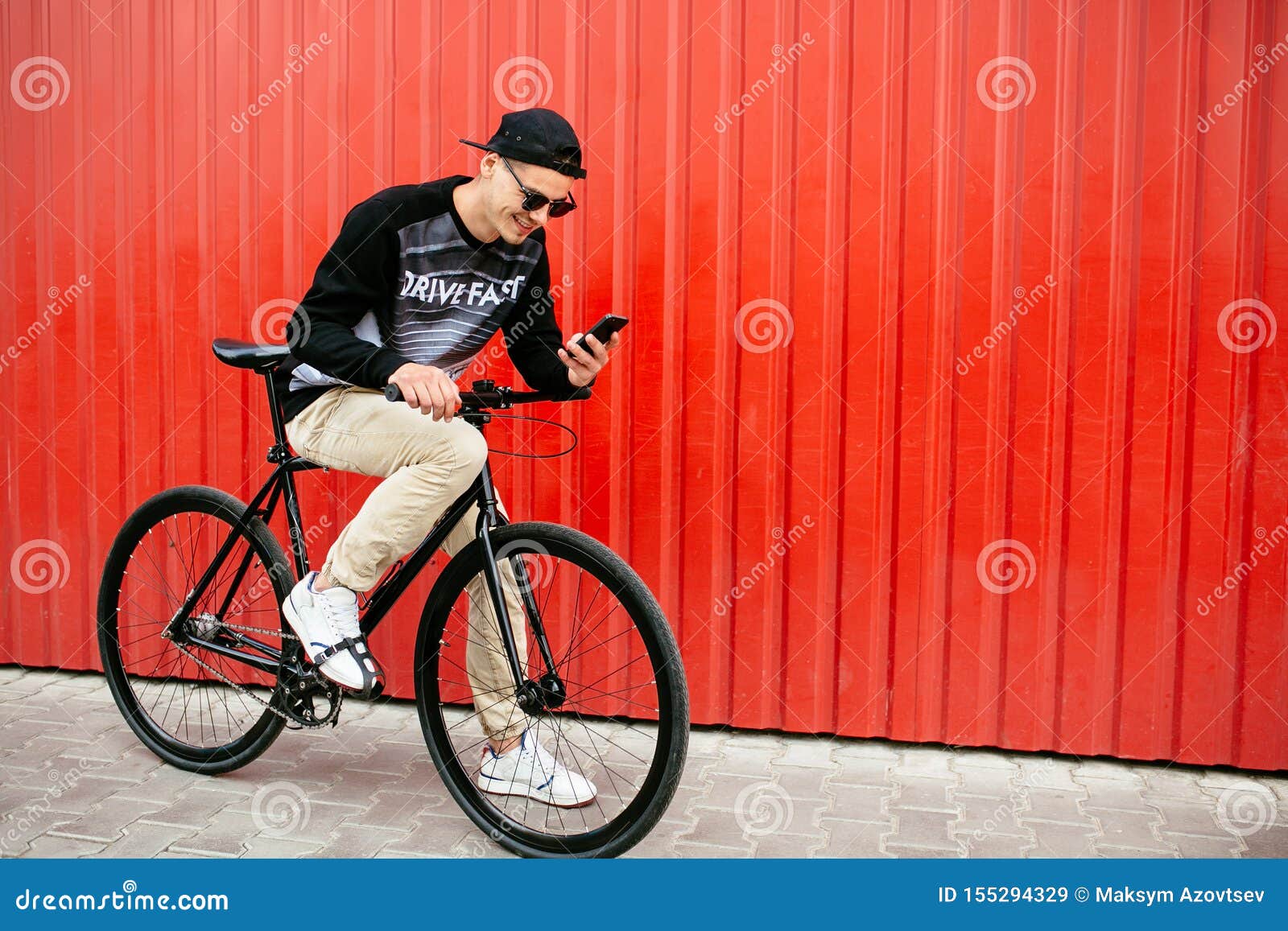Мальчик сидит на велосипеде. Мужчина сидит на велосипеде фото.