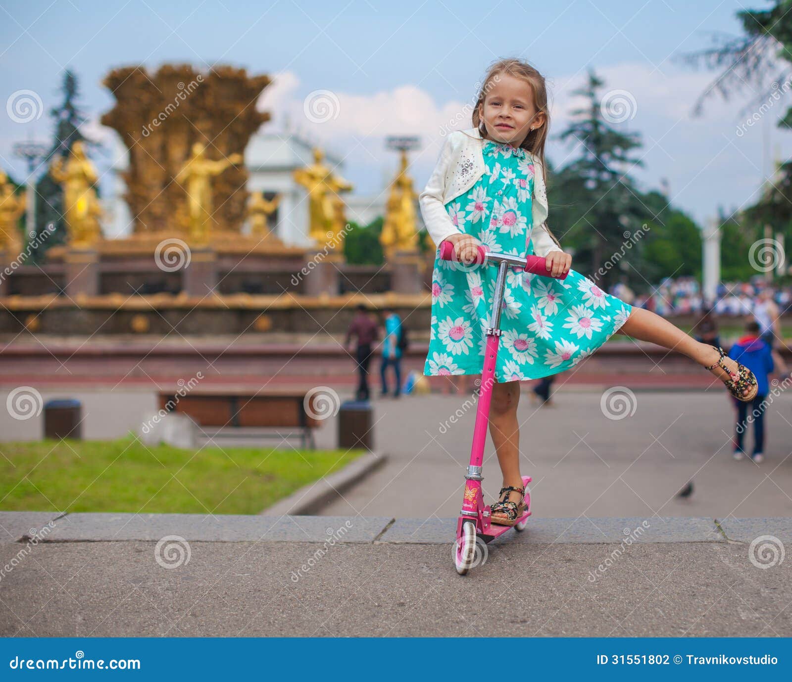 Девочка на побегушках. Милые дети на самокатах. Самокаты фотосессия яркая. Самокат для малышей. Фотосессия на самокатах в парке.