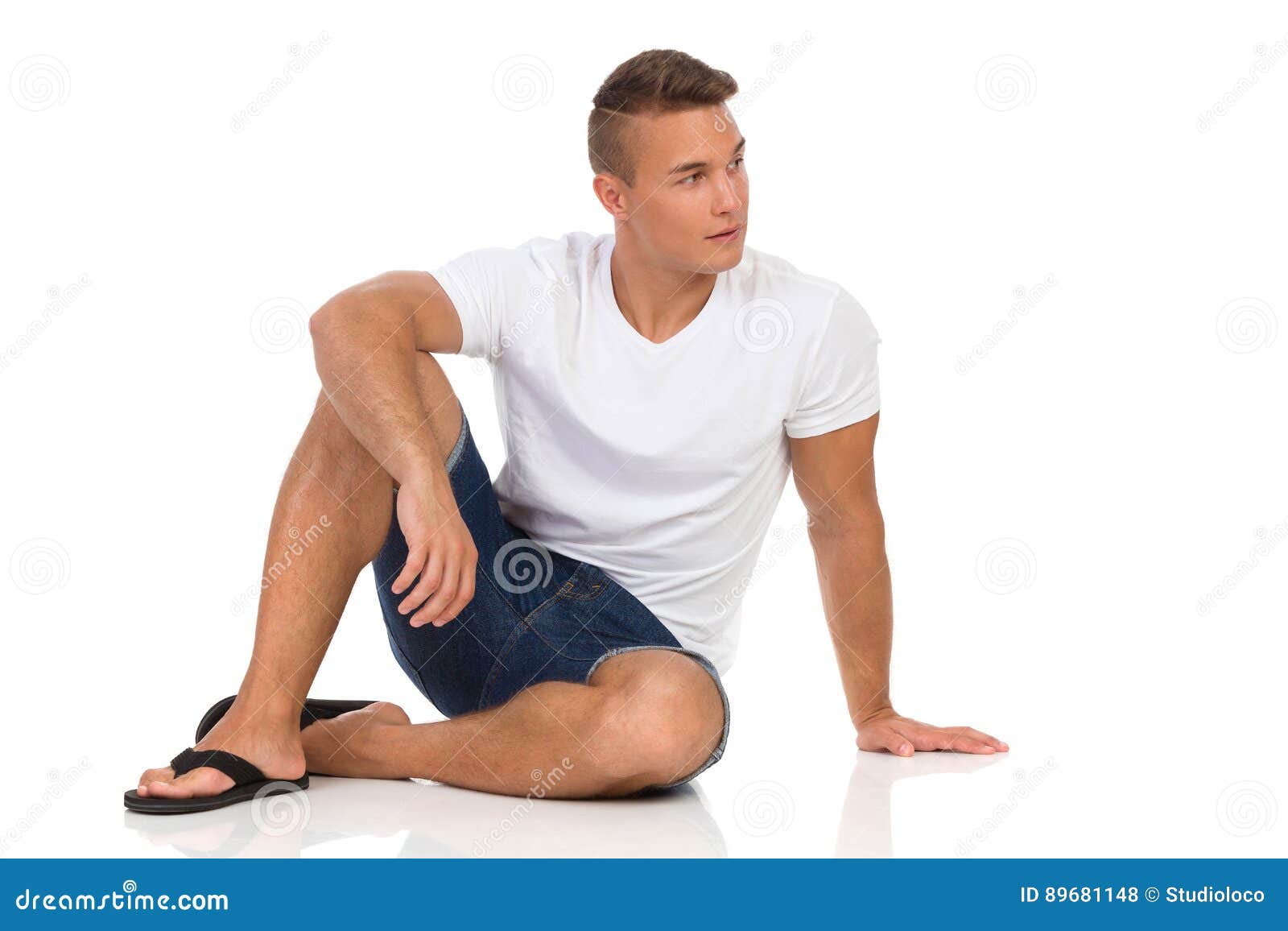Мужчина лежит нога на ногу