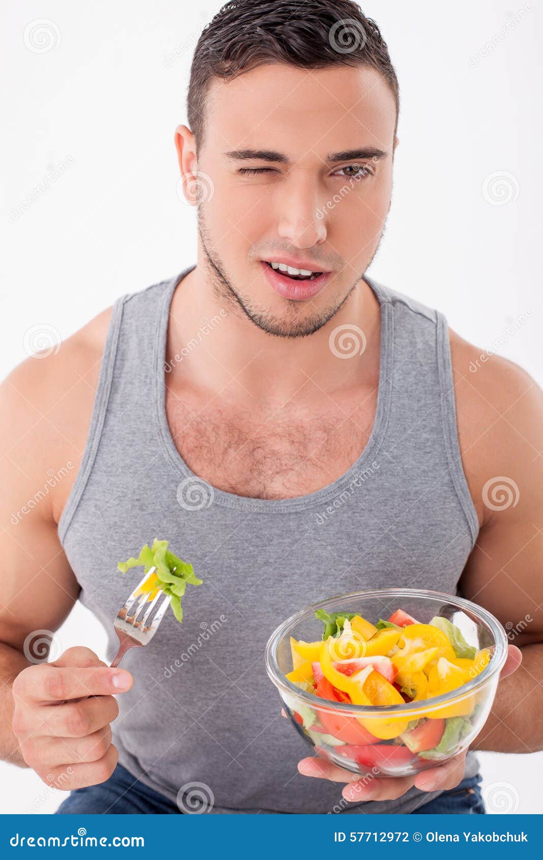 мужчина ест. швейцарский вонючий сыр. завтрак для мужчины. мужчина пробует. облизывает палец мужчине.