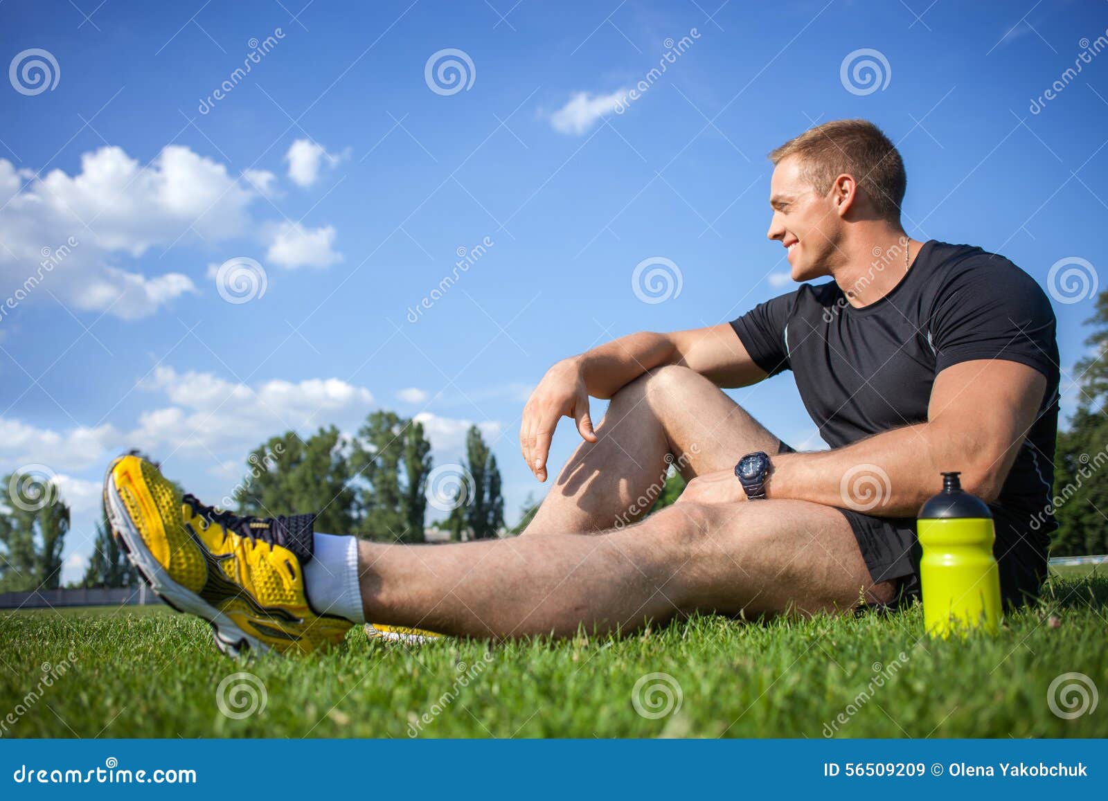 Вода после бега. Спортсмен отдыхает. Спортсмен пьет воду. Отдых спортсмена. Отдыхают после пробежки.