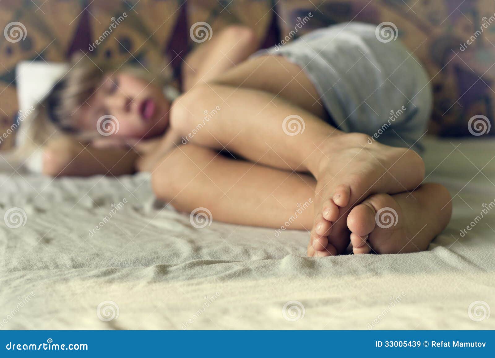 Дочка спал трусы. Спящие мальчики. Мальчик в постели. Мальчик лежит. Мальчик лежит на кровати.