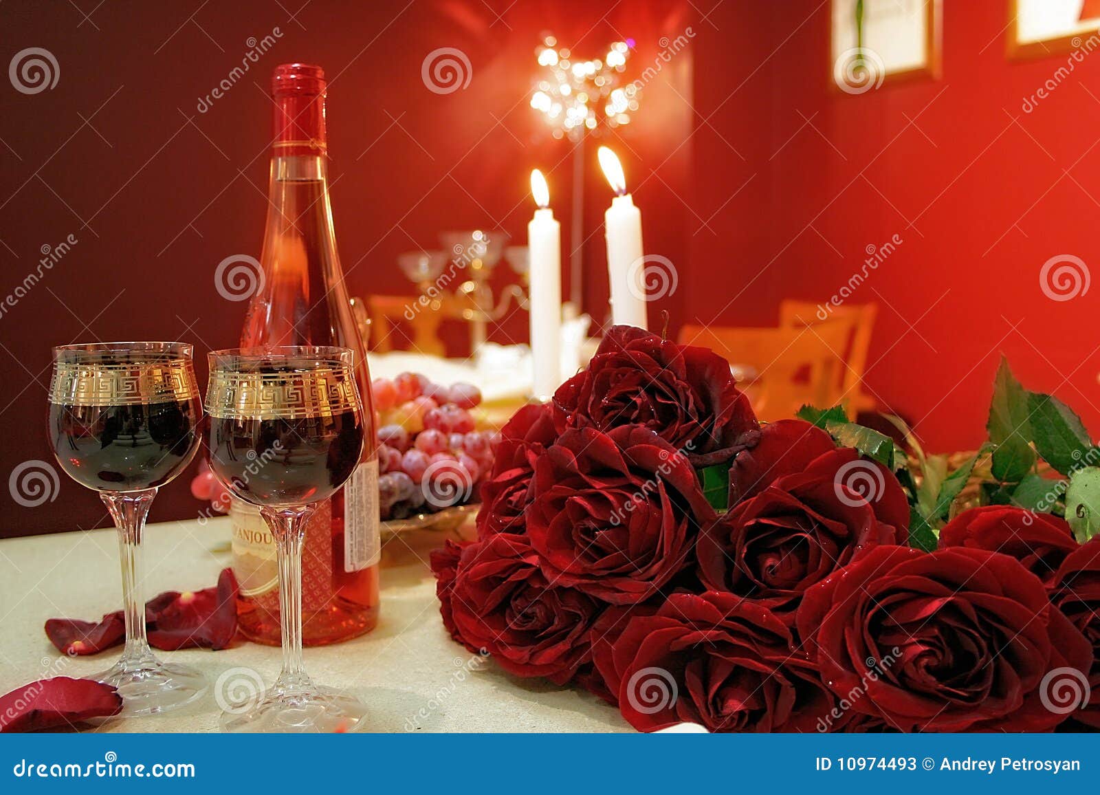 Розы и шампанское том 1 глава. Шампанское цветы свечи. Букет роз и воно. Букет роз и вино. Розе вино.