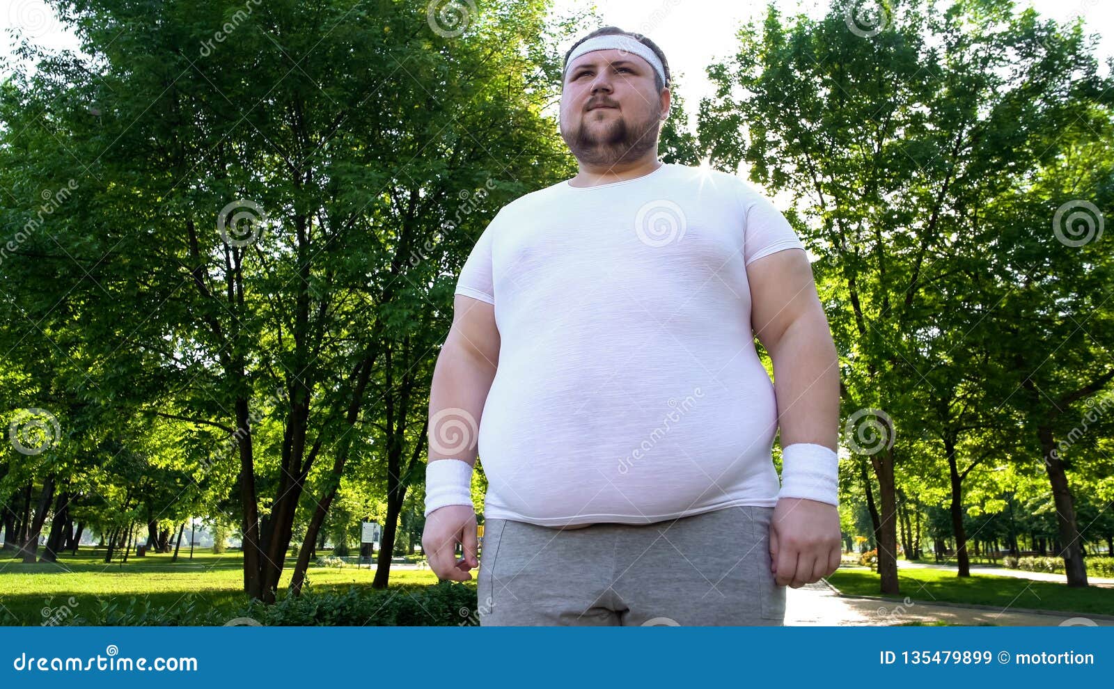 Почему мужчины жирные. Толстый мужчина в майке.