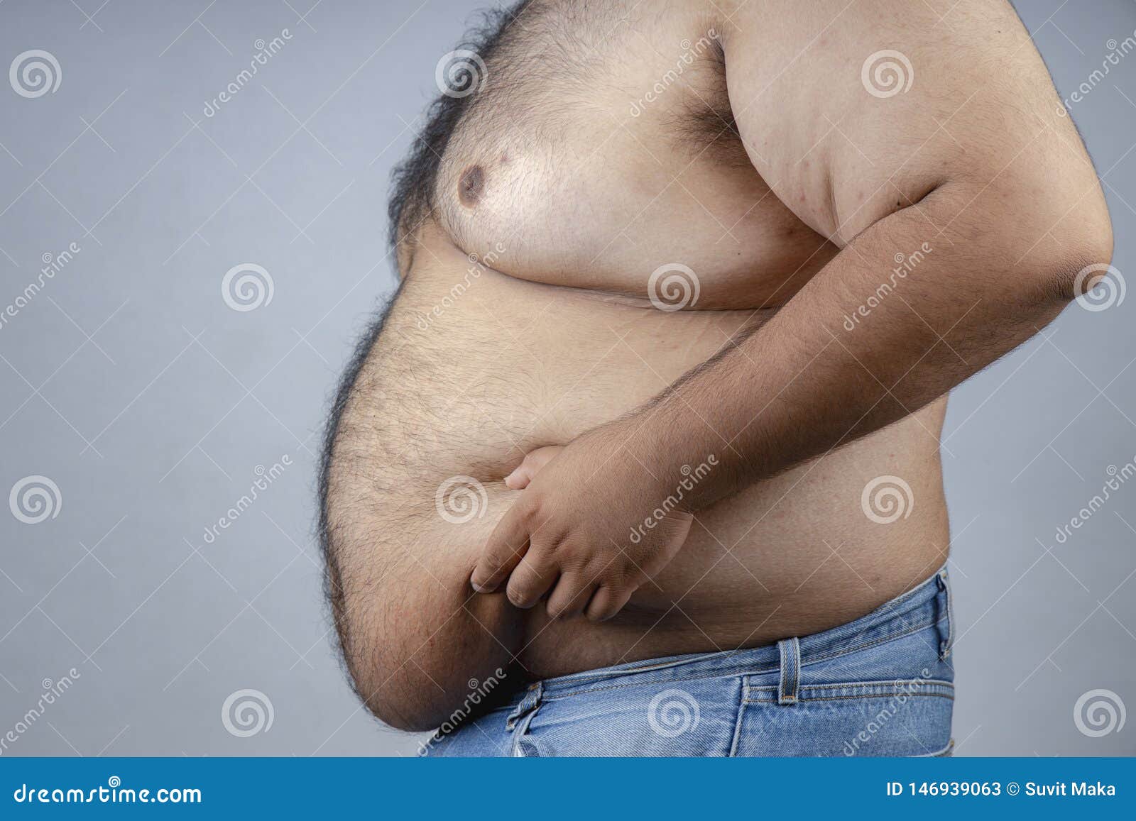 Толстый под жиром. Человек с большим животом.