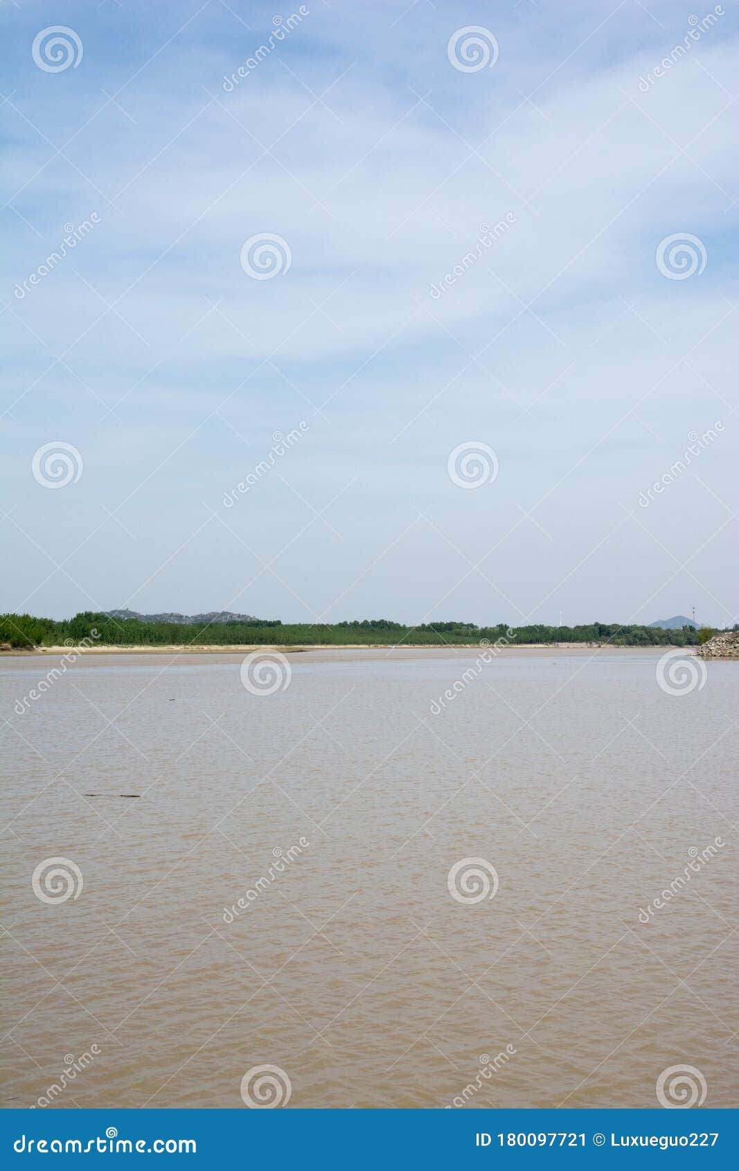 Жёлтая река стоковое изображение. изображение насчитывающей желтый -  180097721