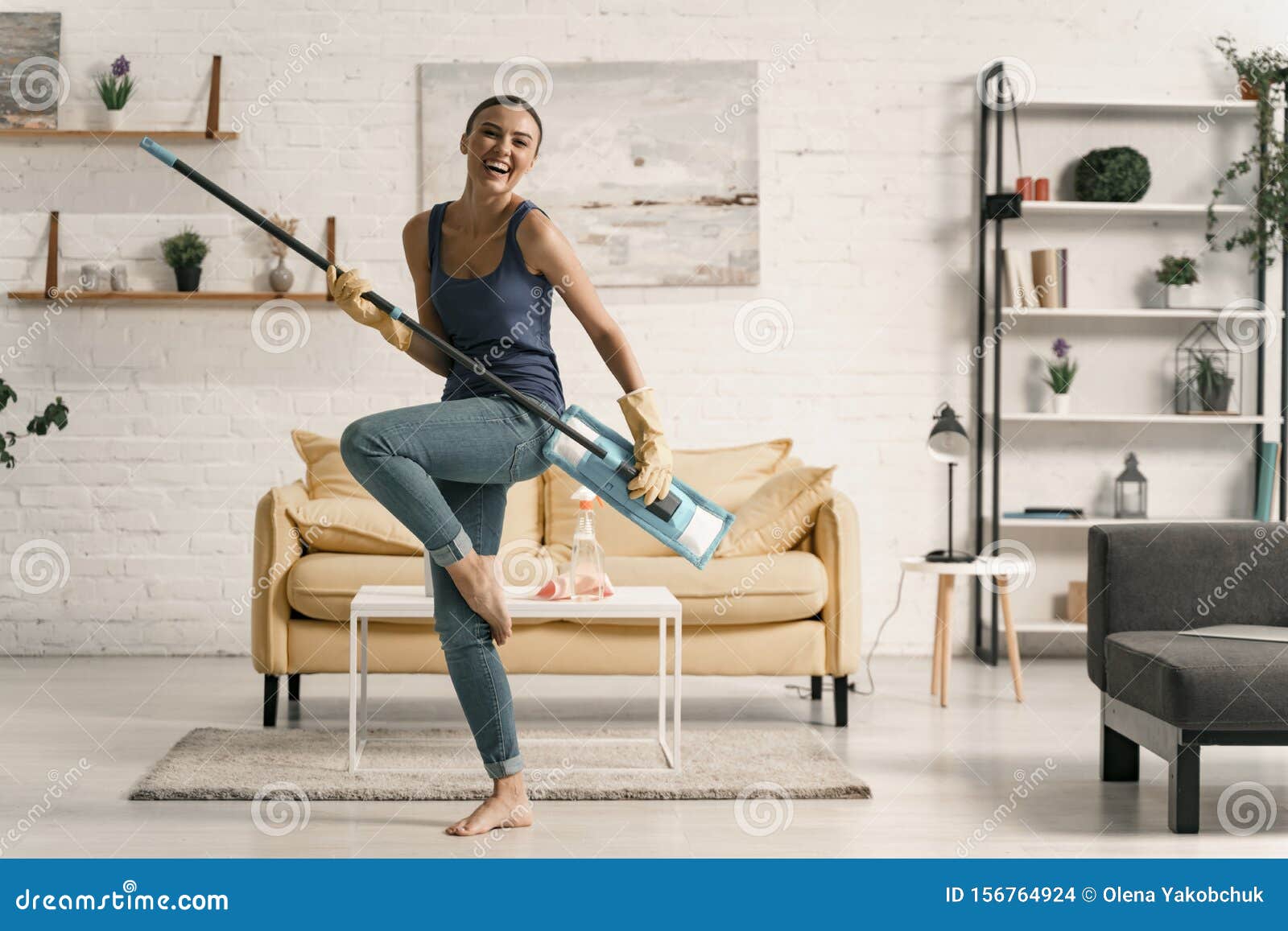 танцующий со шваброй. танцует со шваброй. танец со шваброй. танцующий со шваброй. танцует со шваброй.