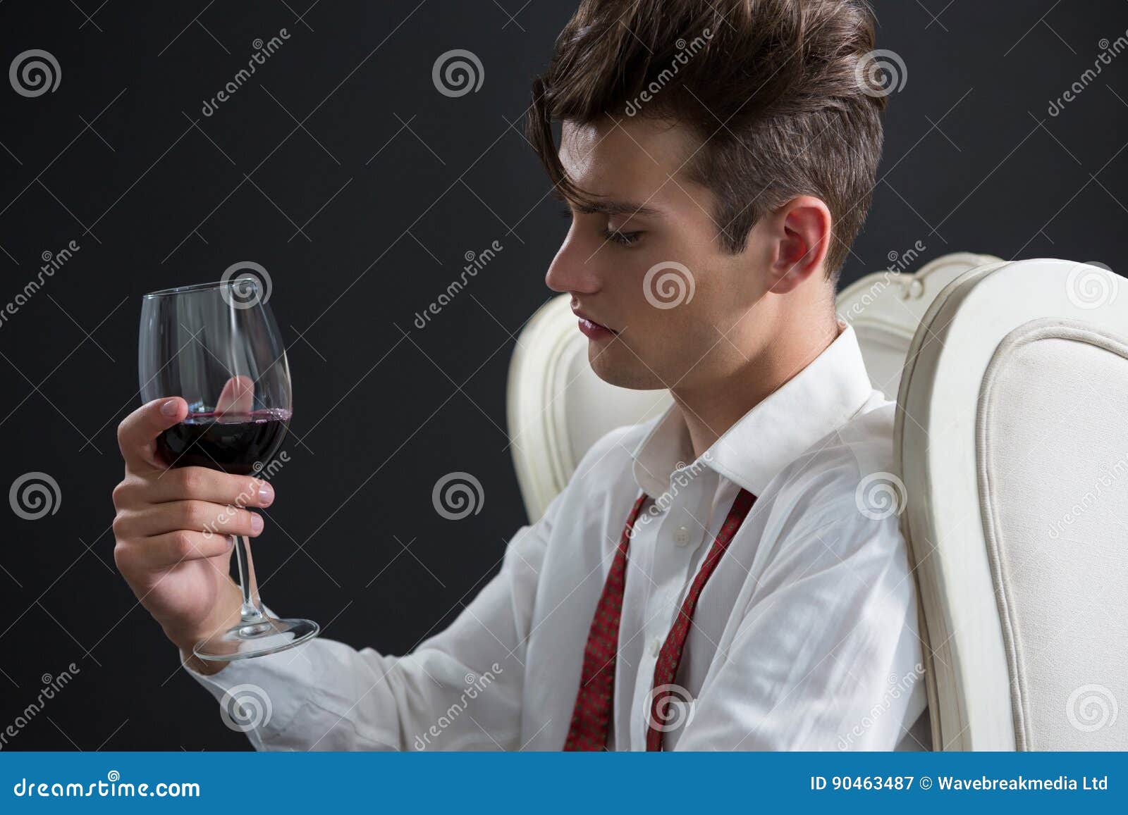 Мужчина с бокалом вина. Парень с бокалом. Парень с бокалом вина. Парень держит бокал. Человек сидит в стакане.