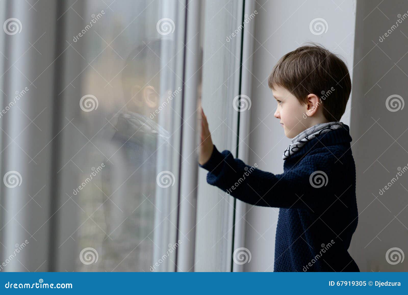 Мальчик и дверь открылась. Мальчик у окна. Подросток у окна. Мальчик возле окна. Ребенок у окна.
