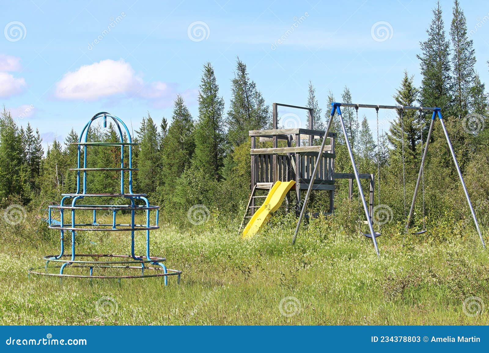 заброшенная детская площадка в лагере Стоковое Изображение - изображение  насчитывающей напольно, снаружи: 234378803