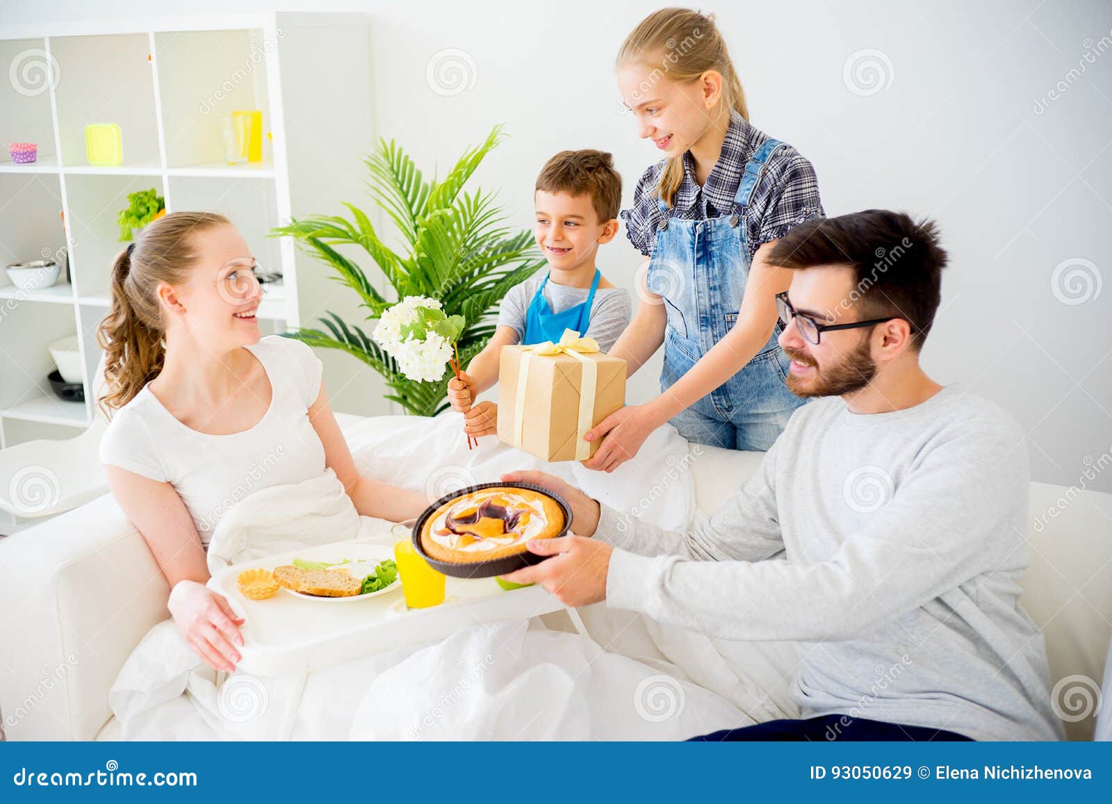 Позавтракав мама и папа отправились за покупками. Завтрак в постель маме. Дети принесли маме завтрак. Ребёнок приносит маме завтрак в постель. Мама и дети завтрак в кровати.