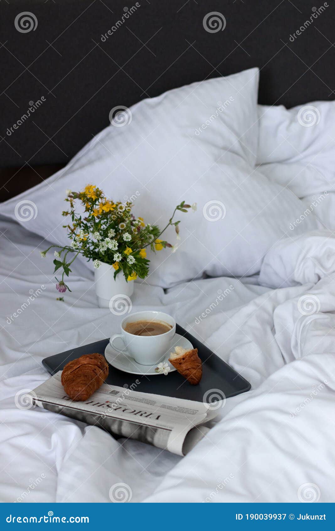 Кофе в постель с цветами