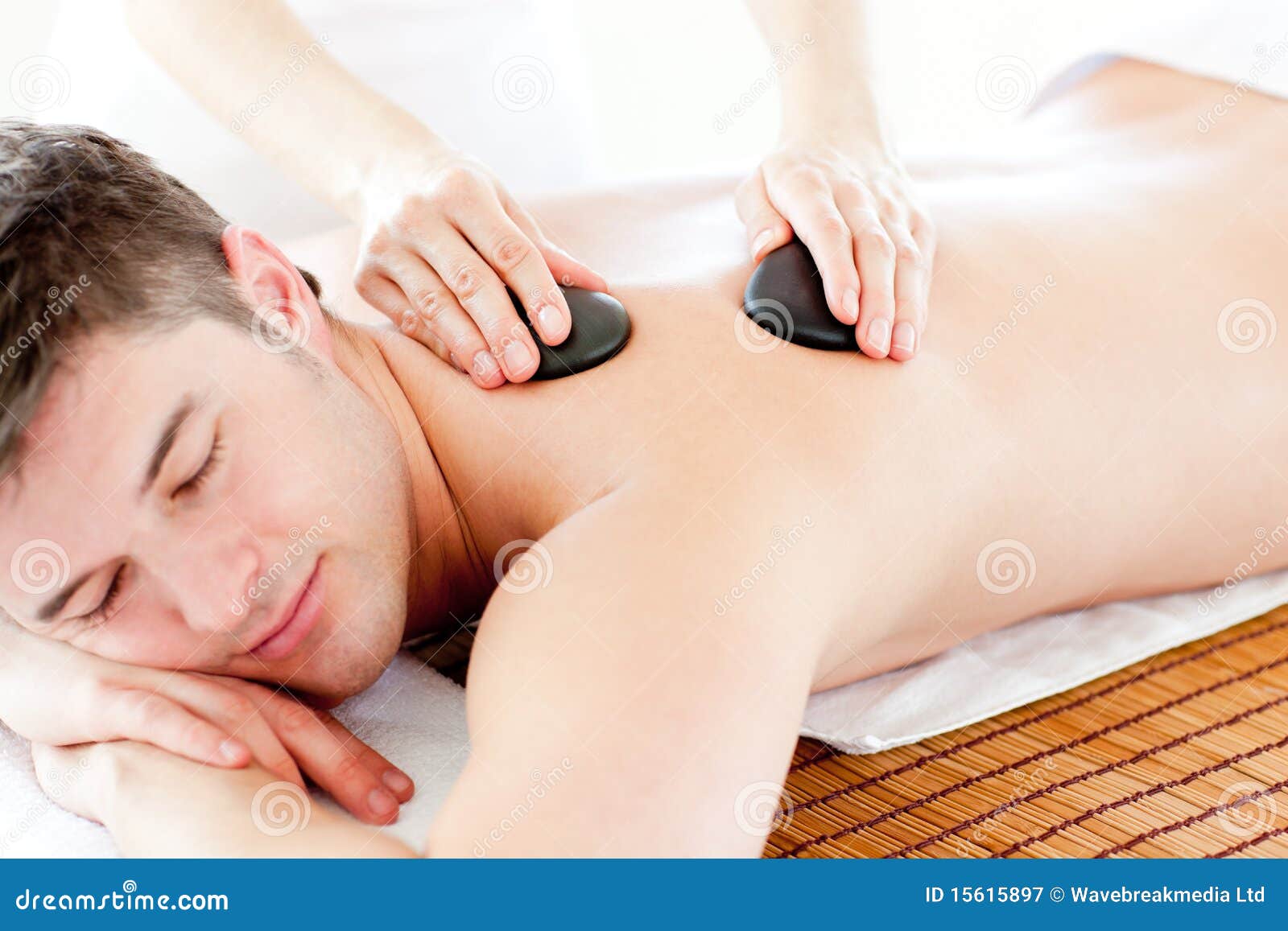 Top massage. Массаж мужчине. Массаж тела. Массаж спины мужчине. Довольный мужчина на массаже.