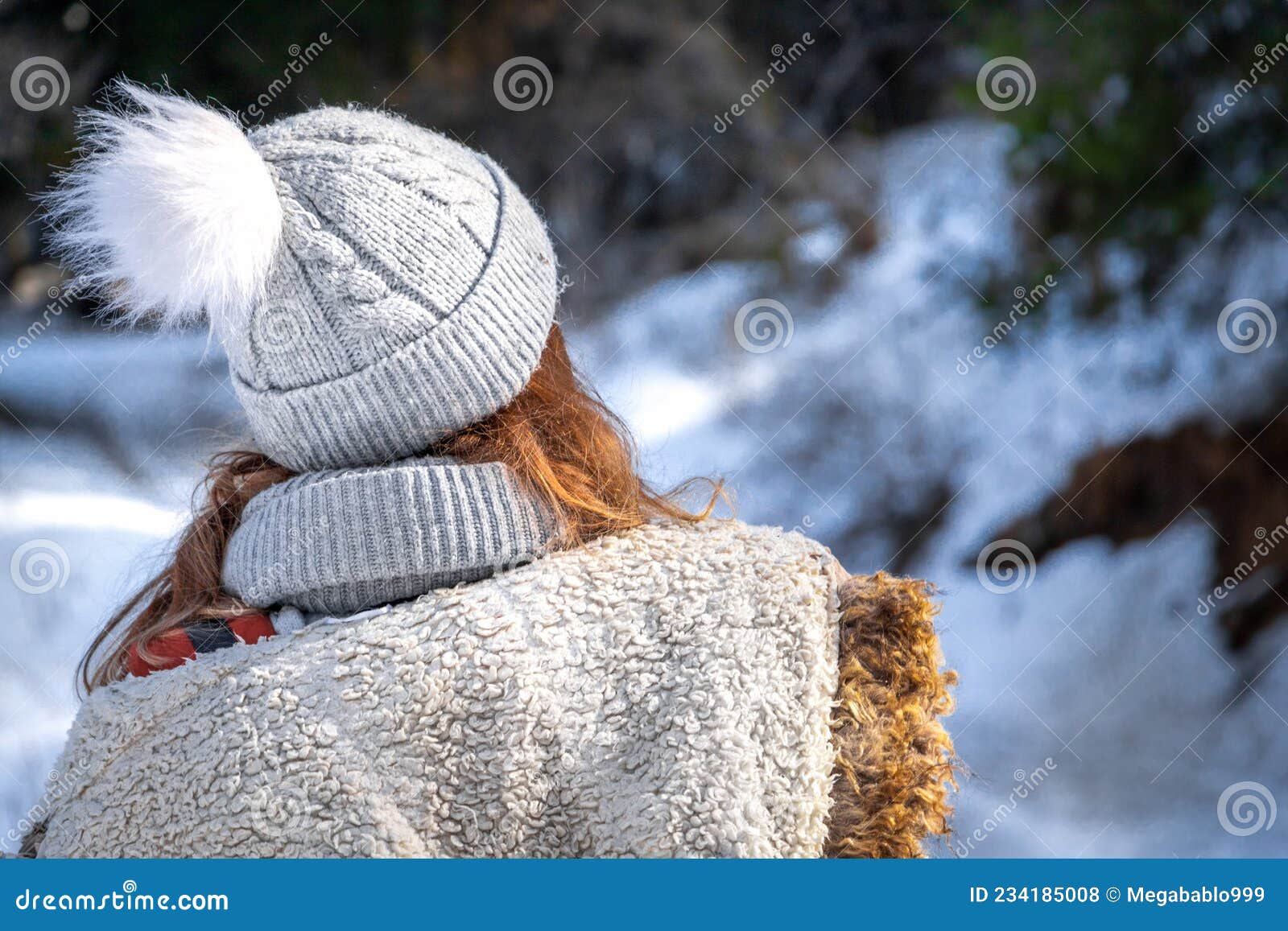 задний обзор блондинки в зимней одежде и бобовой шляпе Стоковое Фото - изображение насчитывающей люди, вакханические: 234185008