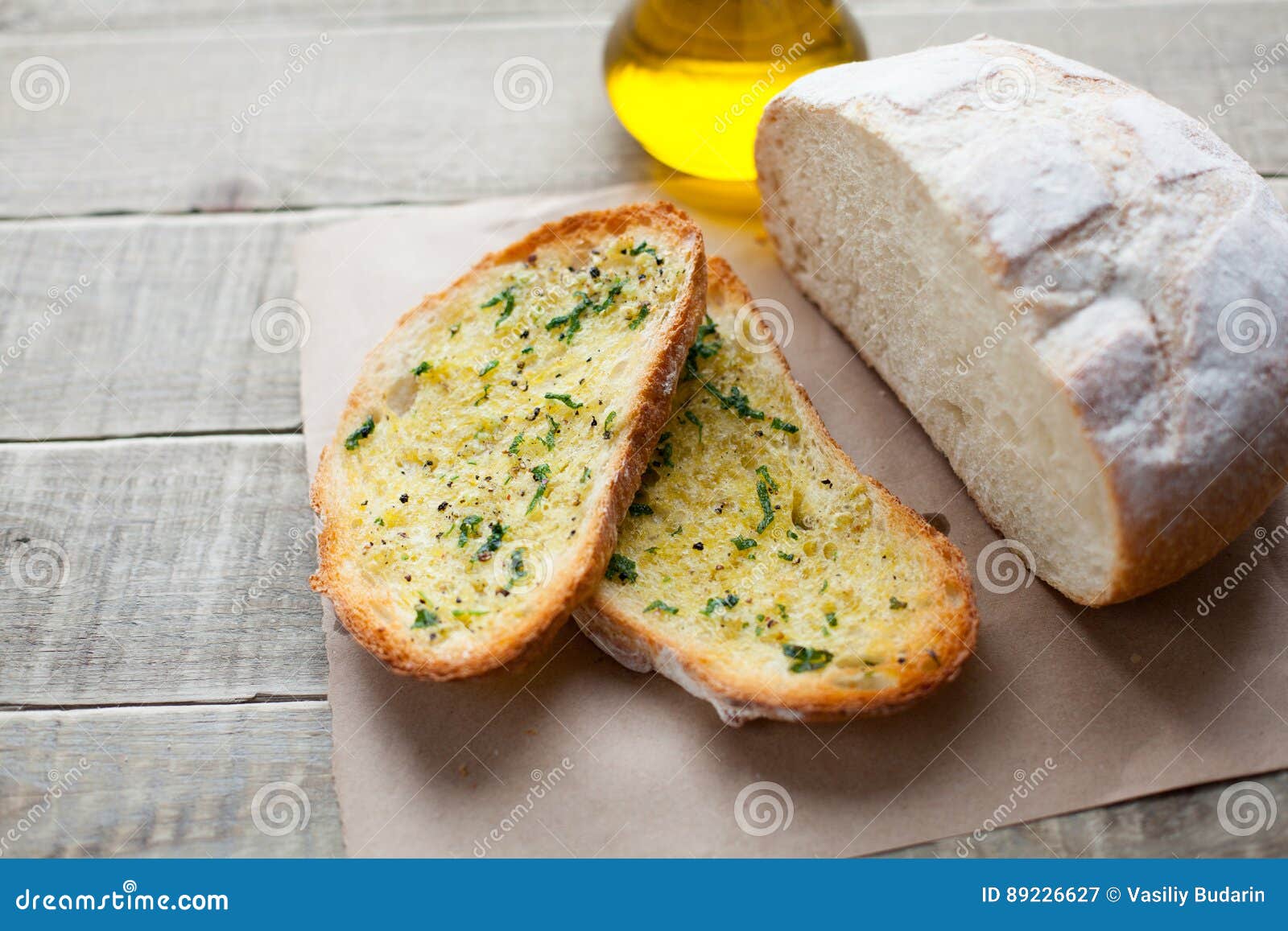 Bread olive oil. Хлеб с оливковым маслом. Чиабатта с чесноком и травами. Хлеб с маслом и чесноком. Итальянский хлеб с маслом.