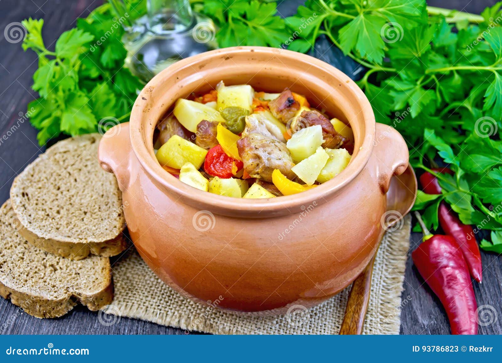 Картошка с курицей в горшочках в духовке