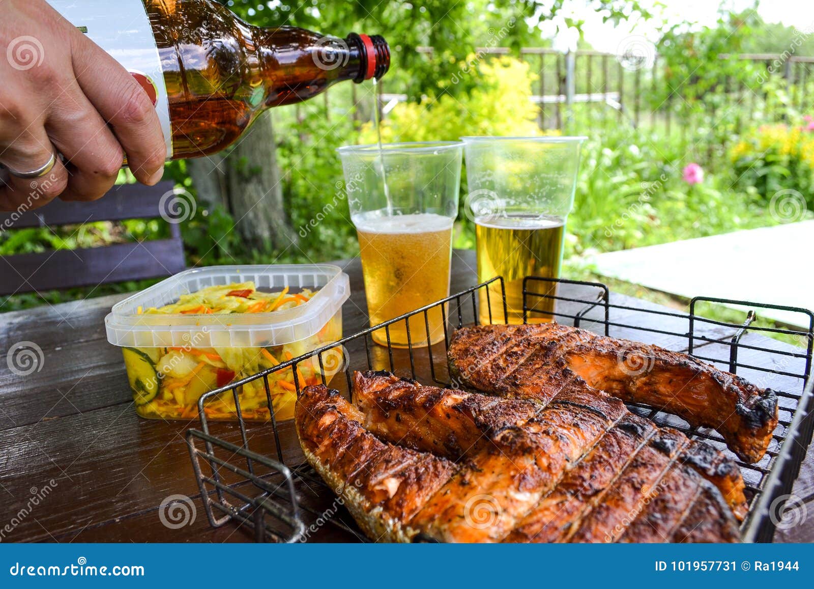 https://thumbs.dreamstime.com/z/%D0%B7%D0%B0%D0%B6%D0%B6%D0%B5%D0%BD%D0%BD%D1%8B%D0%B9-salmon-%D1%81%D1%82%D0%B5%D0%B9%D0%BA-%D1%81%D1%82%D0%B5%D0%BA%D0%BB%D0%B0-%D1%81-%D0%BF%D0%B8%D0%B2%D0%BE%D0%BC-%D1%81%D0%B0%D0%BB%D0%B0%D1%82-%D0%BA%D0%B0%D0%BF%D1%83%D1%81%D1%82%D1%8B-%D0%BF%D0%B8%D0%BA%D0%BD%D0%B8%D0%BA-%D0%B2-%D0%BF%D1%80%D0%B8%D1%80%D0%BE%D0%B4%D0%B5-101957731.jpg