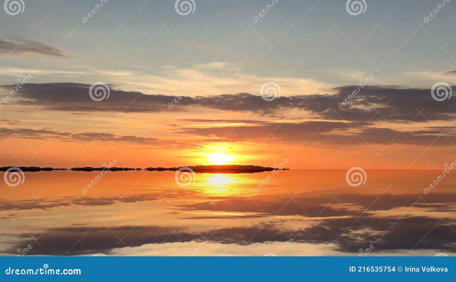 закат на море оранжевое золото сиреневый розовый желтый синий цветные тучи  отражение на воде волна драматические пушистые облака н Иллюстрация штока -  иллюстрации насчитывающей небо, утро: 216535754