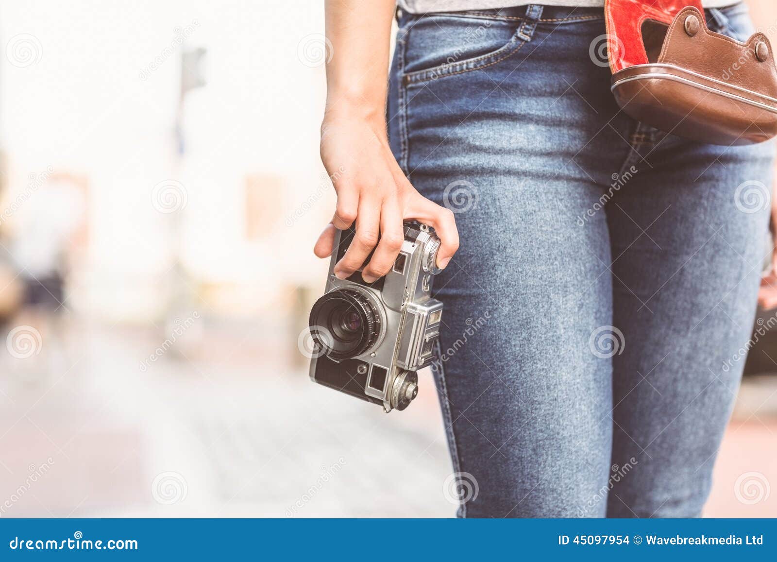 I m wearing my jeans. Камера в джинсах. Девушка держит фотоаппарат Сток. Девушка держит фотоаппарат на коленях. Джинсы Caution.