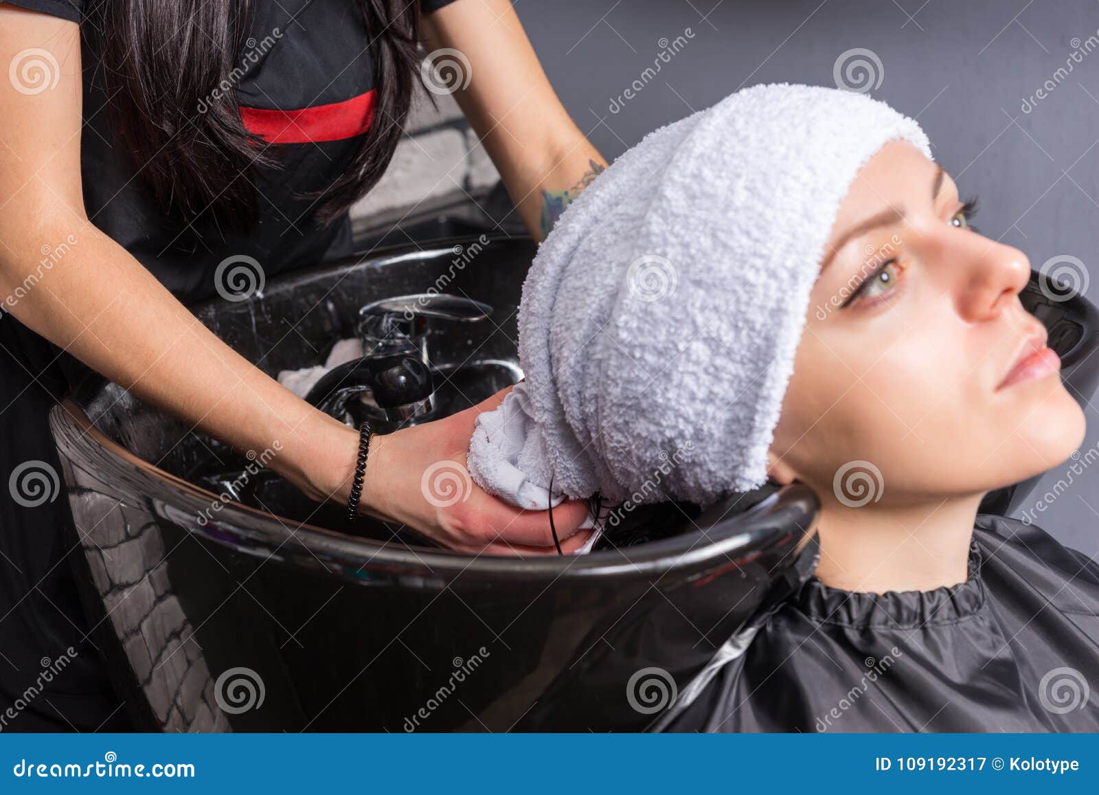 Полотенцем после мытья. Полотенца с девушкой в парикмахерской. Клиент в парикмахерской в полотенце. Полотенце для мытья волос. Полотенце для сушки волос.