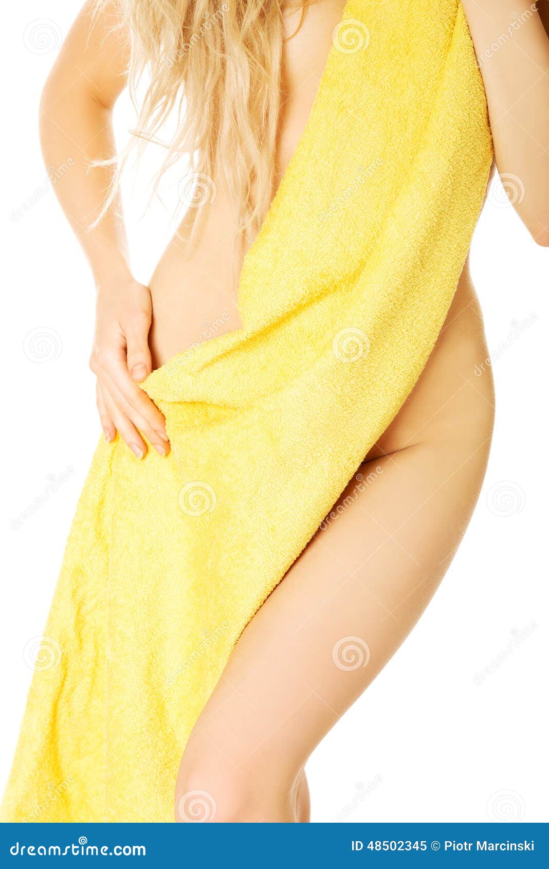 Ходит в полотенце. Девушка завернутая в полотенце. Женщина в одном полотенце. Женское тело в полотенце. Девушка замотанная в полотенце.