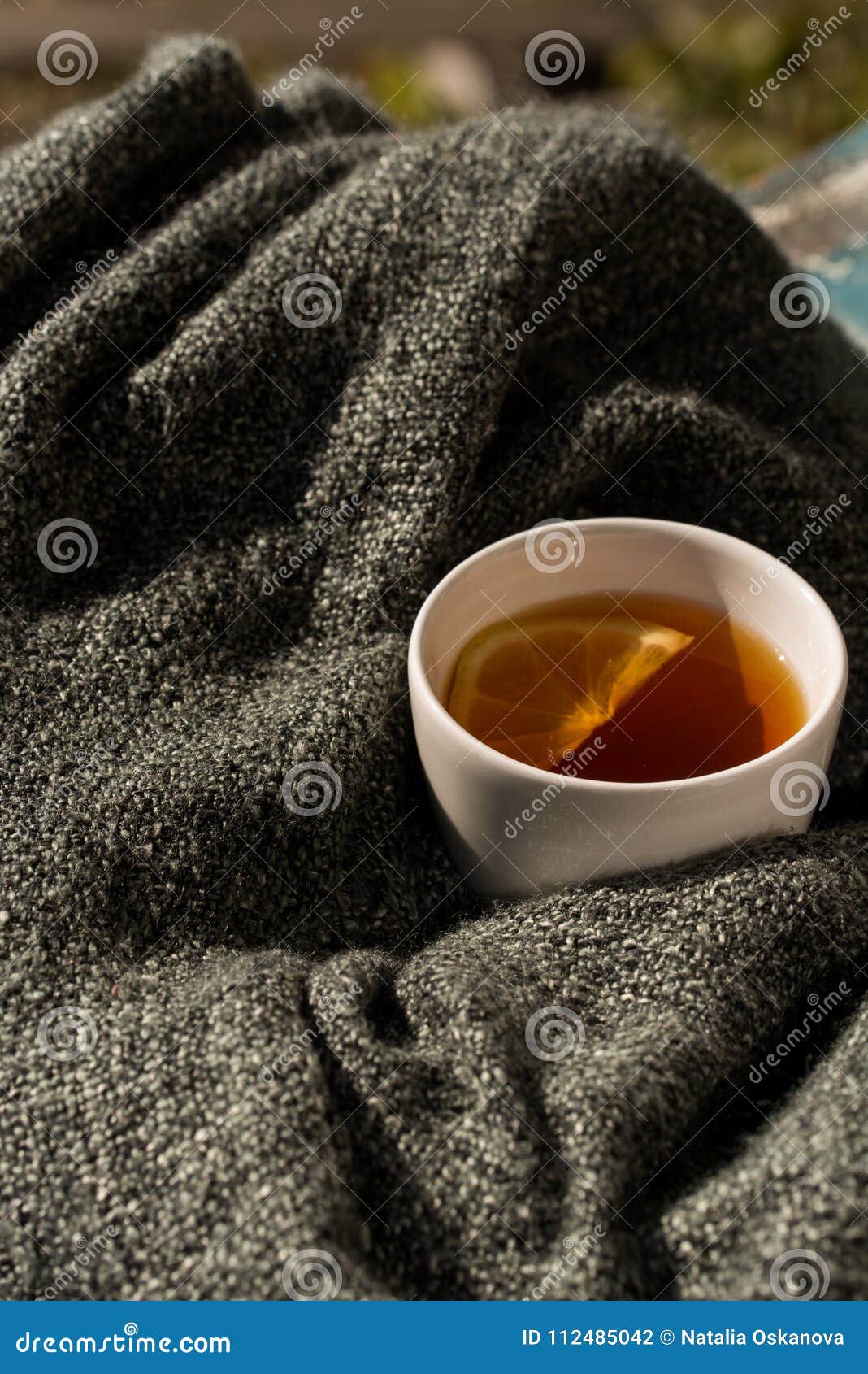 Заболел чай. Чай и одеяло. Теплое одеяло и чай. Чай с лимоном и плед. Под одеялом с чаем.