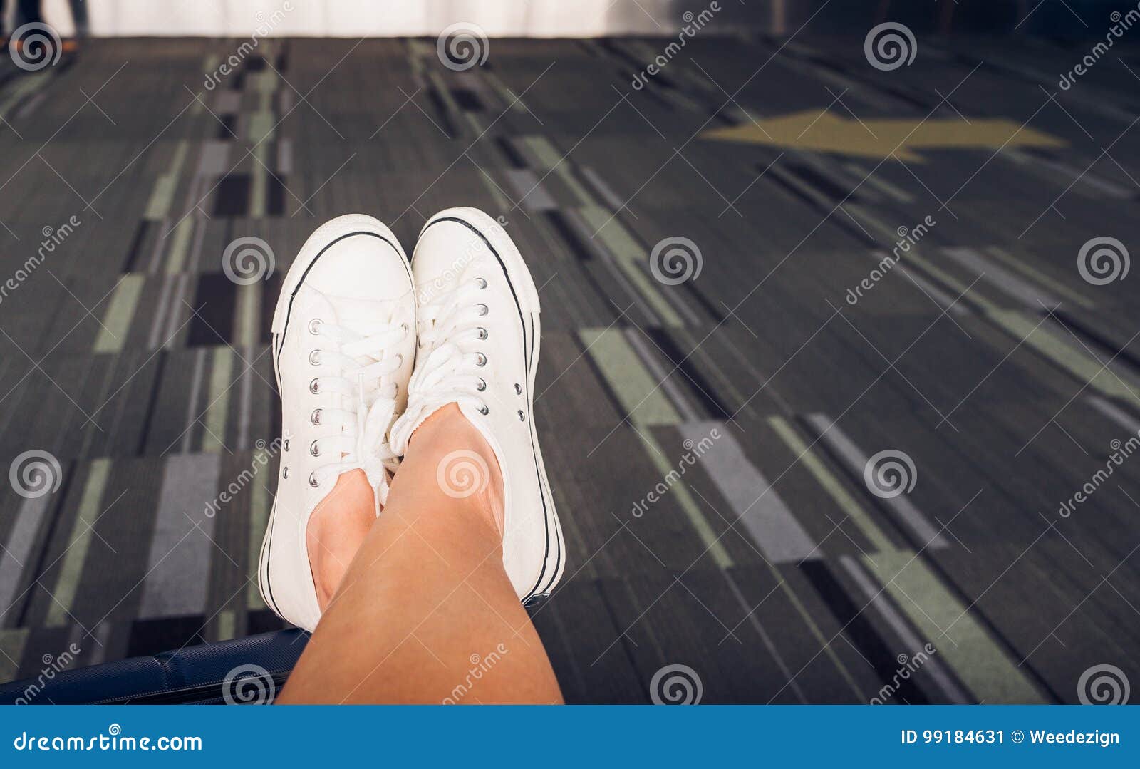 Ноги в белых кедах