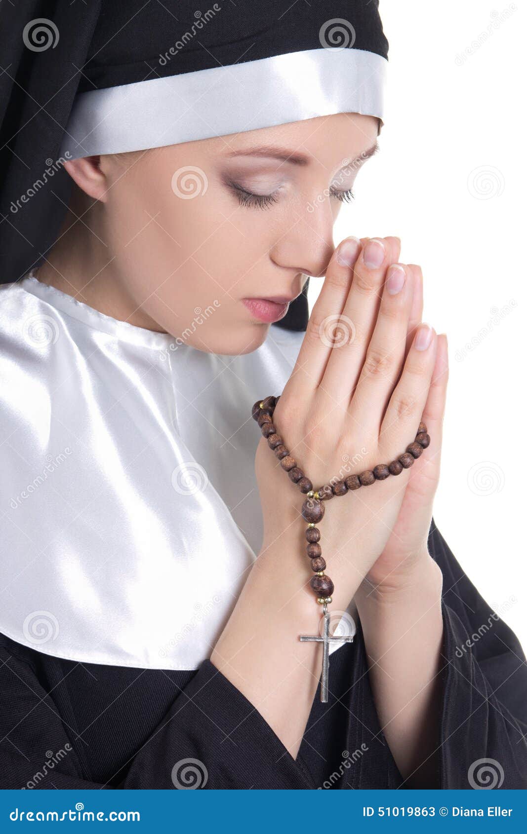 Beatriz mariana монашка. руки монахини. монахиня в капюшоне. молодая монахиня. монахиня с библией.