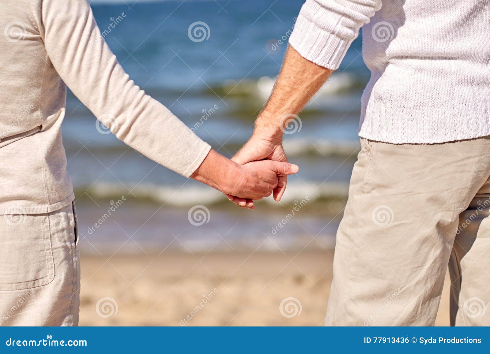 Пожилые держатся за руки. Пожилые люди держатся за руки. Пожилая пара держится за руки. Руки пожилых влюбленных. Пожилые люди взявшиеся за руки.
