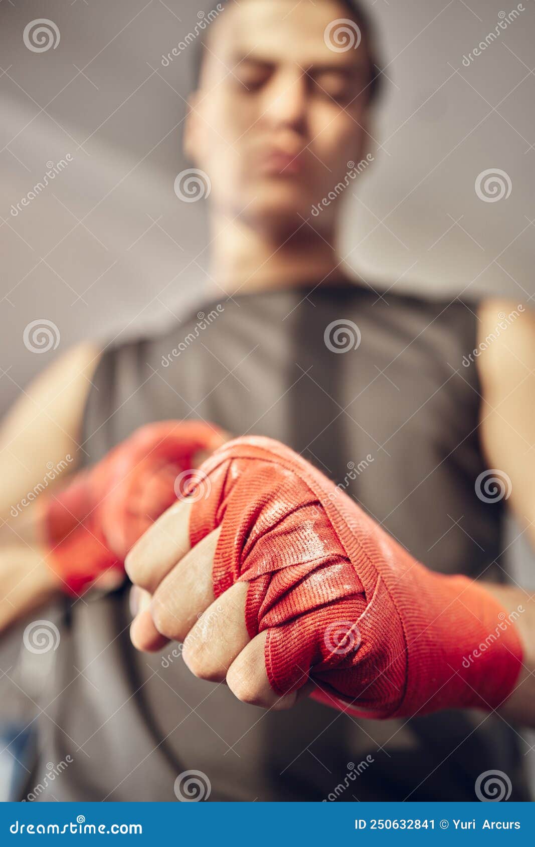 закрылся на руках боксера с мелом на бинтах. руки борца с мамами готовы к бою. сильный спортсмен с порохом Стоковое Изображение - изображение насчитывающей сила, физическо: 250632841