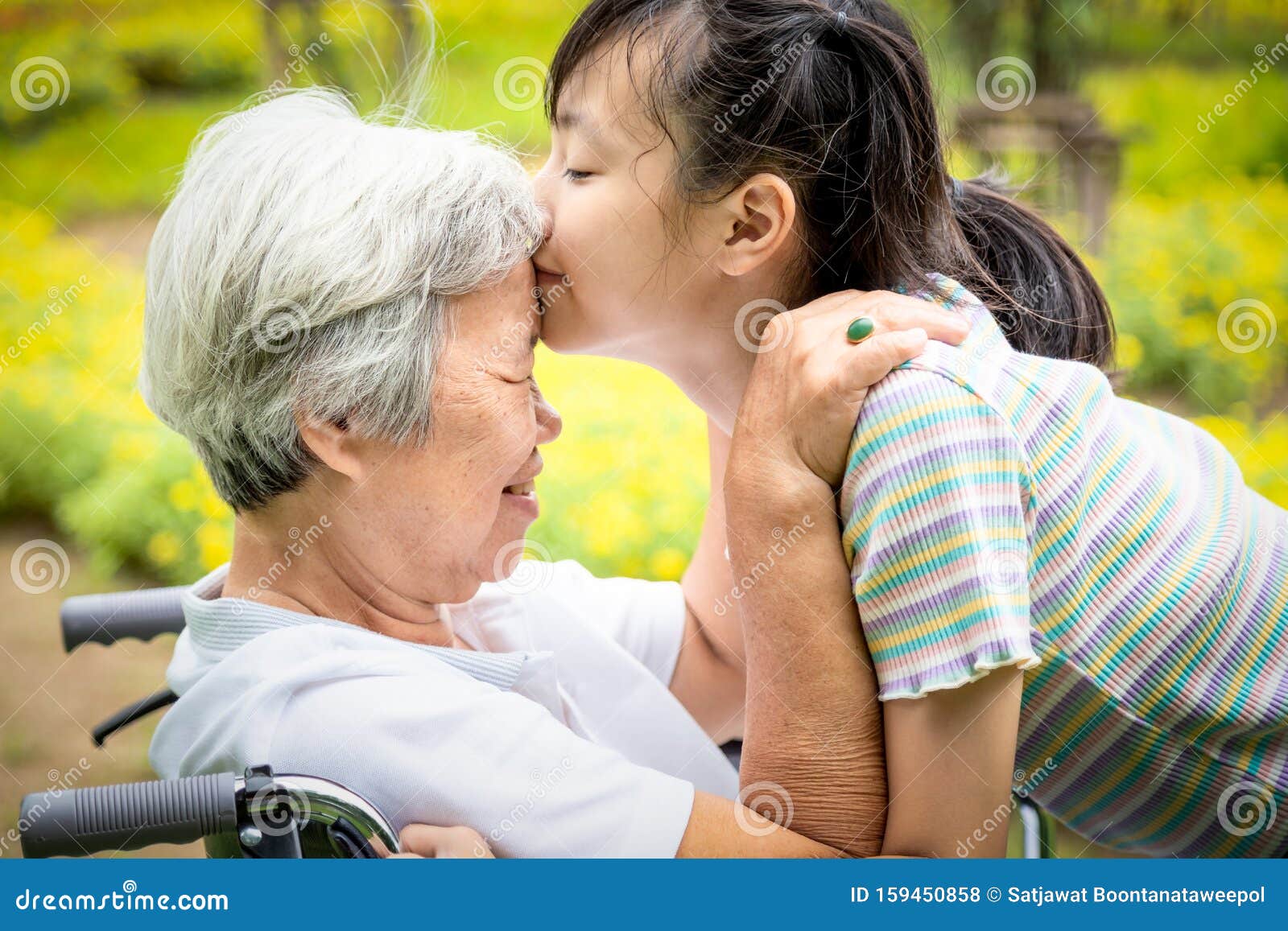 Внучка со стариком. Любовь к внучки. Пожилые азиаты с внуками. Пожилой Азиат с внуком. Бабушка обнимает и целует внучку лесби.