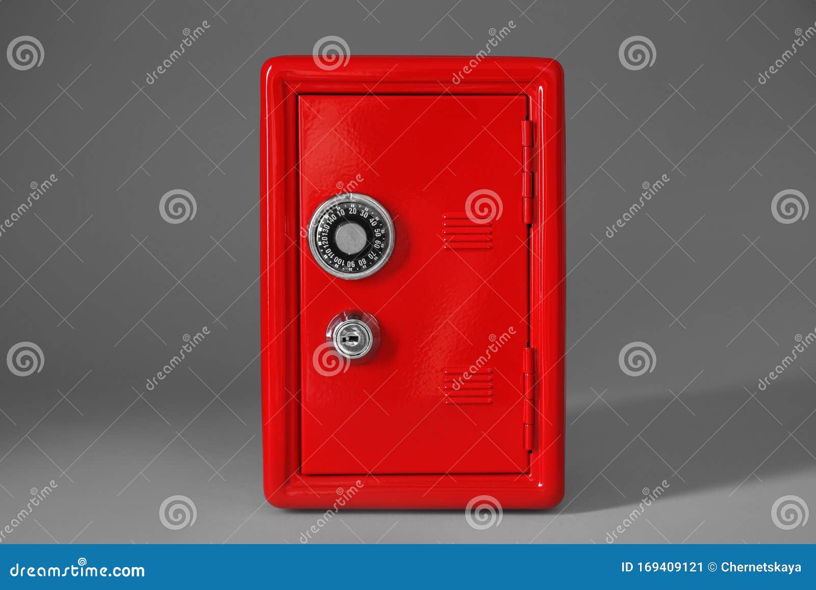 Закрытый красный стальной сейф Стоковое Изображение - изображение насчитывающей содержание, комбинация: 169409121