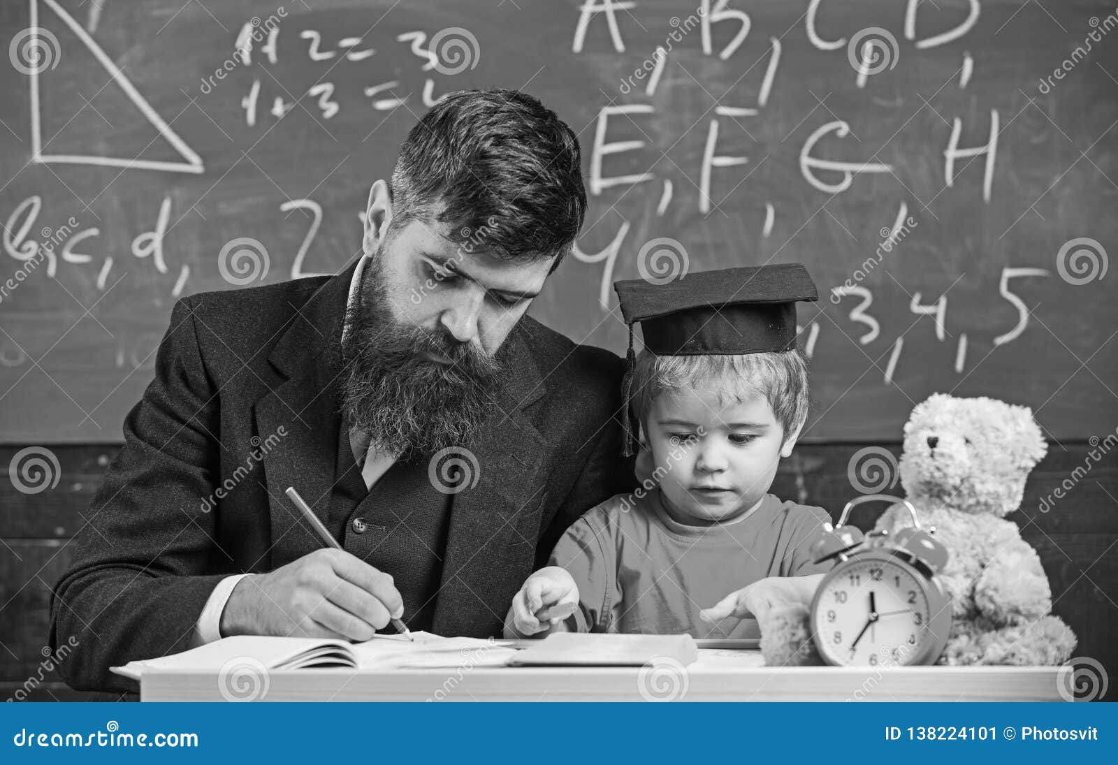 объятия учителя и ученика. родители школьников. репетитор для детей. родители и дети. учителю сына.