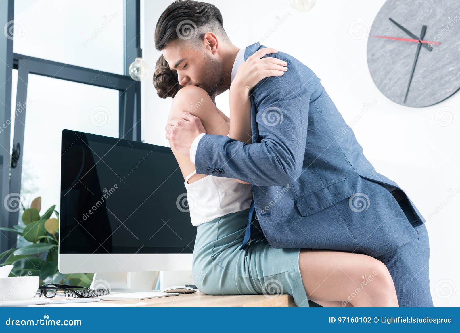 Голый мужчина в офисе фотосессия. Босс и секретарша в офисе. Домогательства в офисе. Daisy watts секретарь юбка. Мужчина и девушка офис.