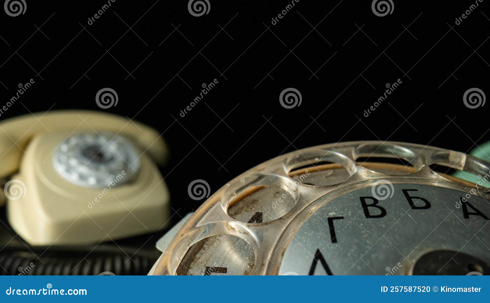 записывающий диск старого грязного телефона с круглыми отверстиями и  номерами. макрос ретро-роторного телефона с прозрачным Стоковое Фото -  изображение насчитывающей черный, шкала: 257587520