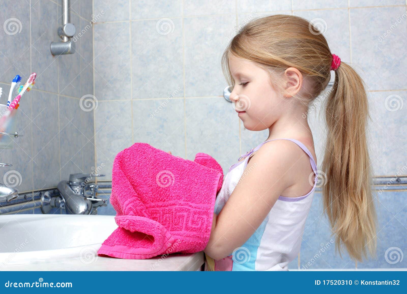 Папа дочку в туалете. Фото маленькая девочка в полотенце. Девочка переодевается в ванной. Маленькие девочки 9-11 в одном полотенце после ванной. Girl after Bathroom.