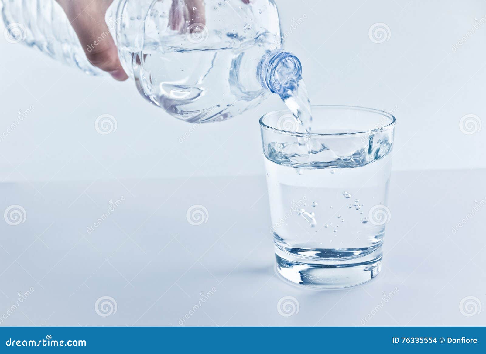 Наливают воду звук. Бутылка воды и стакан. Минеральная вода в стакане. Вода в бутылках с стаканчиком. Бокал воды и бутылка.