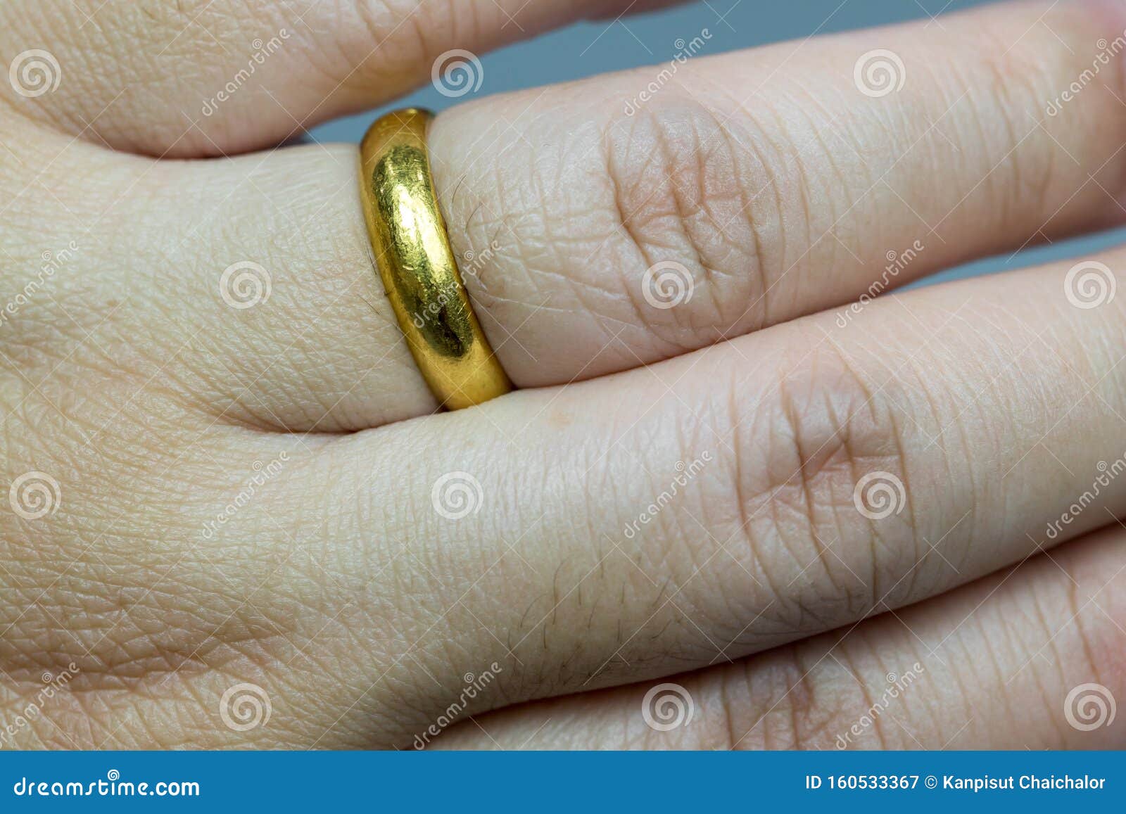 Захватить золотое кольцо на руке женщины Детали одной руки с золотымкольцом Стоковое Изображение - изображение насчитывающей деталь, конец:160533367