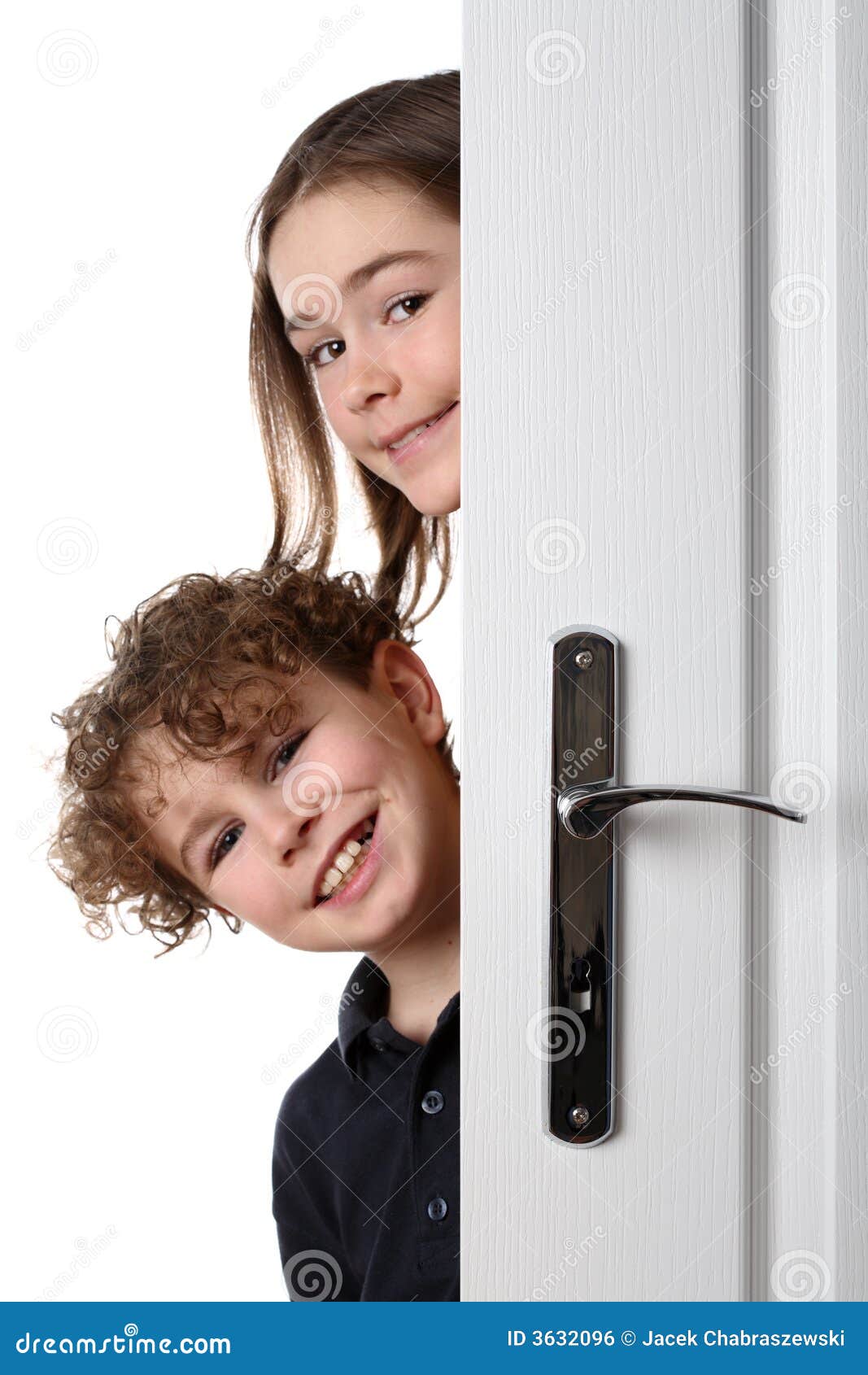 Мальчик и дверь открылась. Ребенок выглядывает из за двери. Мальчик у двери. Ребенок заглядывает в дверь. Дверь для детей.