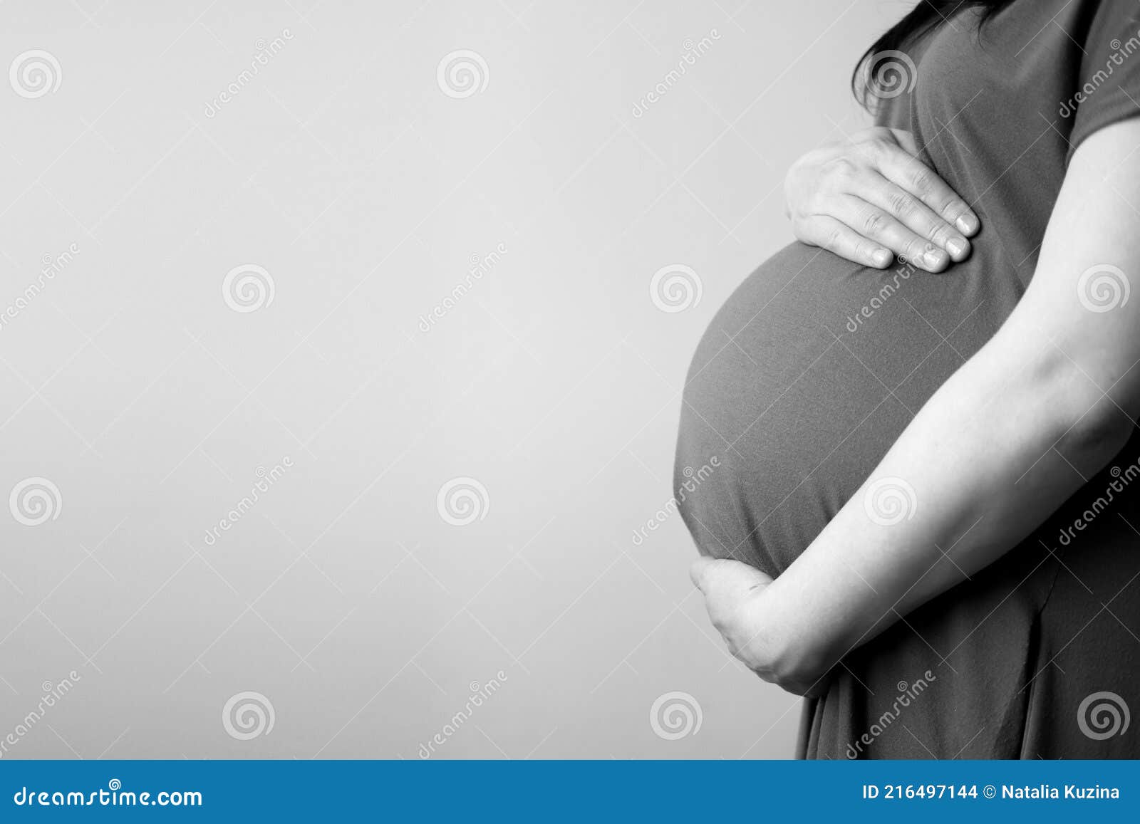 Беременность большая голова. Рука на животе беременной сбоку. Беременные сбоку на черном фоне.