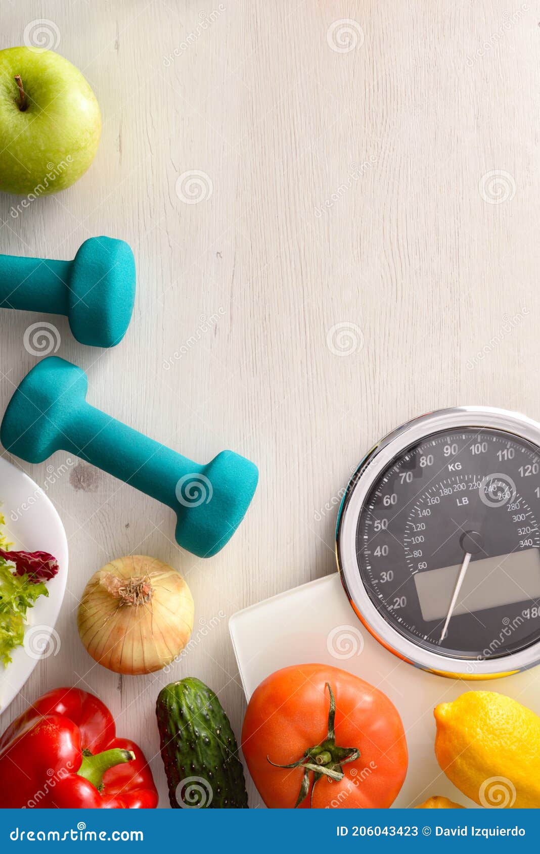 Здоровая еда и фон спорта с вертикалью масштаба верхней Стоковое Изображение - изображение насчитывающей измерять, еда: 206043423