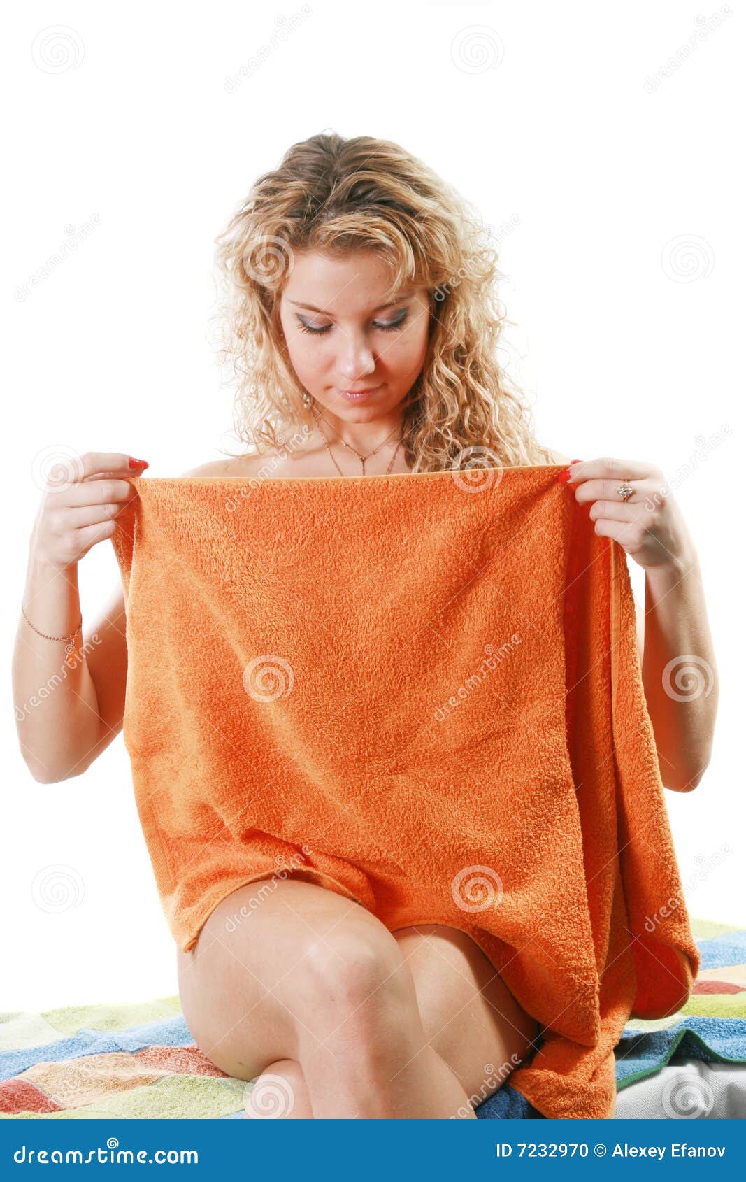 Работа в полотенце. Девушка в полотенце. Юная девушка в полотенце. Женщина в одном полотенце. Молодые девушки в полотенце.