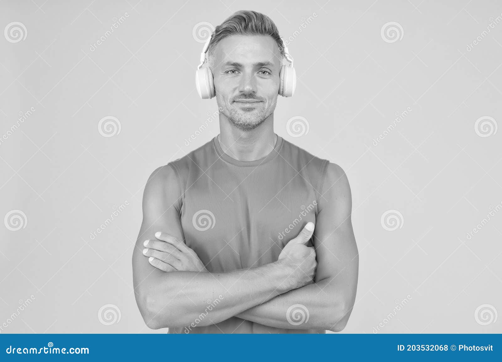 Будь спортсменом слушать. Спортсмен слушает музыку. Здоровый спортсмен показывает клас.