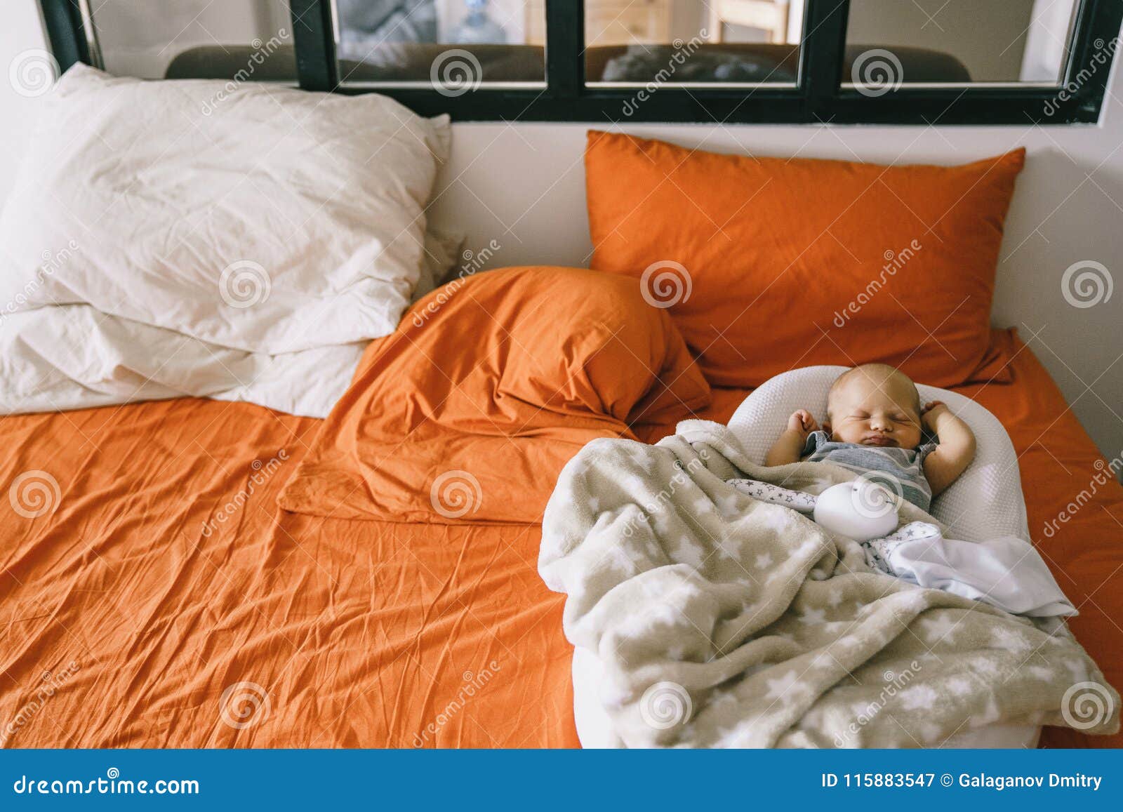 Можно ребенку спать в коконе. Ночной сон в коконе для новорожденных. Спящий младенец на большой кровати. Спящий ребенок в коконе. Кровать кокон взрослый.