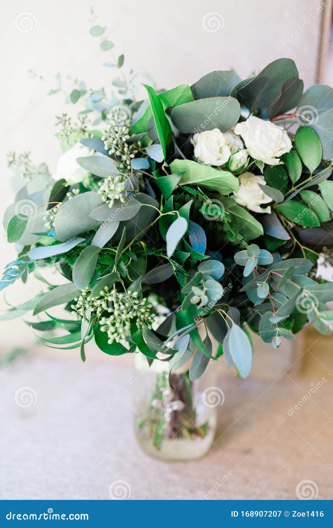 Зеленый букет цветов, зеленых листьев, органической зелени. Стоковое  Изображение - изображение насчитывающей золото, бутика: 168907207