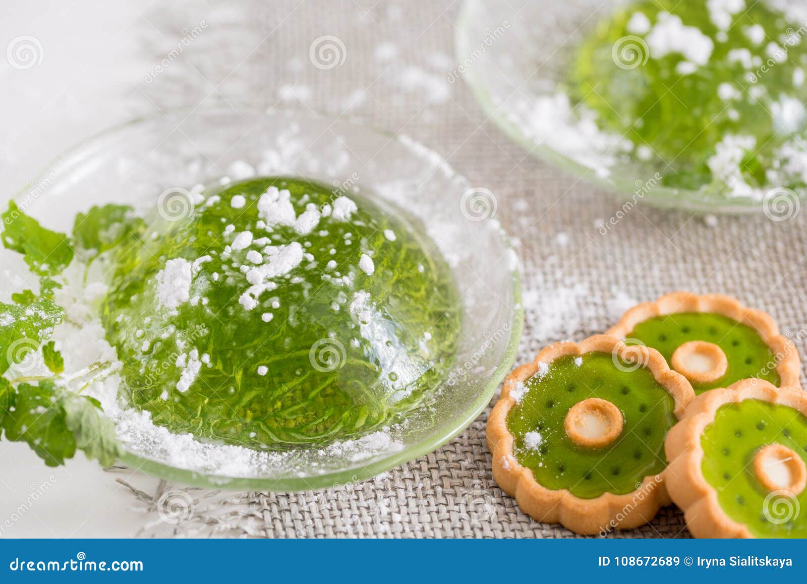 Green jelly. Зеленый студень. Зеленое желе на белом фоне. Желе из зеленого чая. Мятный студень.