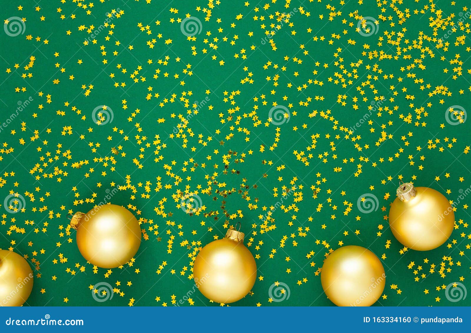 Зеленый фон с блестящими золотыми звездами и шариками Стоковое Фото -  изображение насчитывающей приглашение, бумага: 163334160