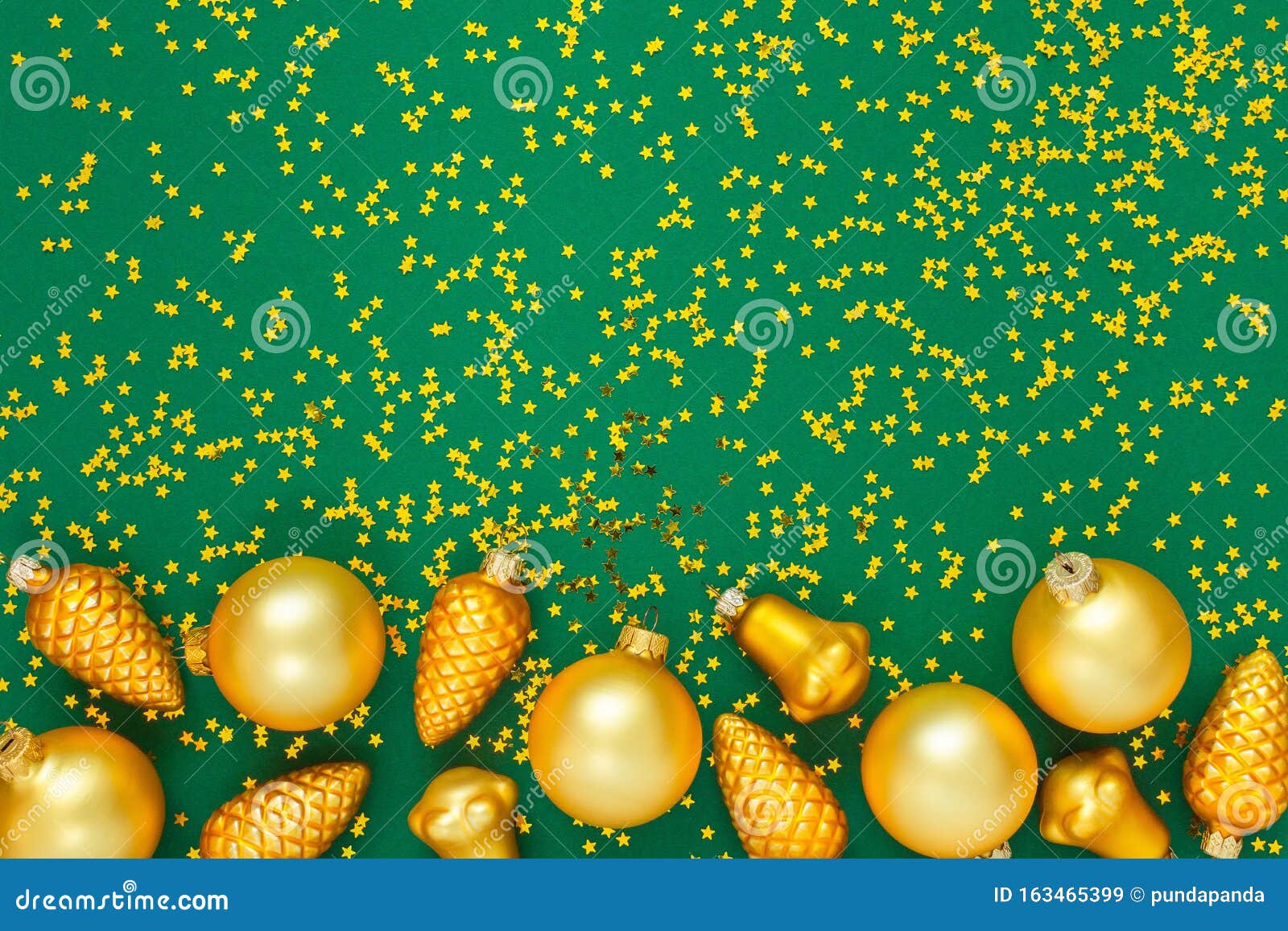 Зеленый фон с блестящими золотыми звездами и шариками Стоковое Изображение  - изображение насчитывающей зеленый, весело: 163465399