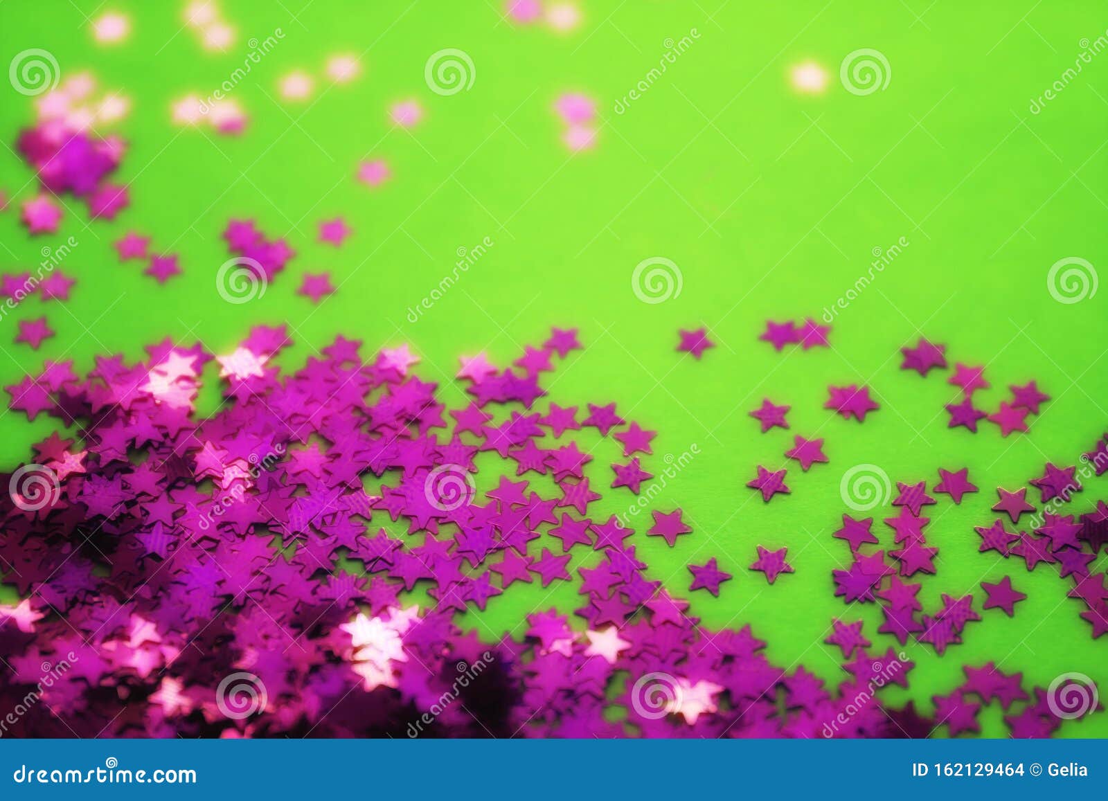 Зеленый фон с фиолетовыми блестящими звездами Стоковое Фото - изображение  насчитывающей счастливо, конструкция: 162129464